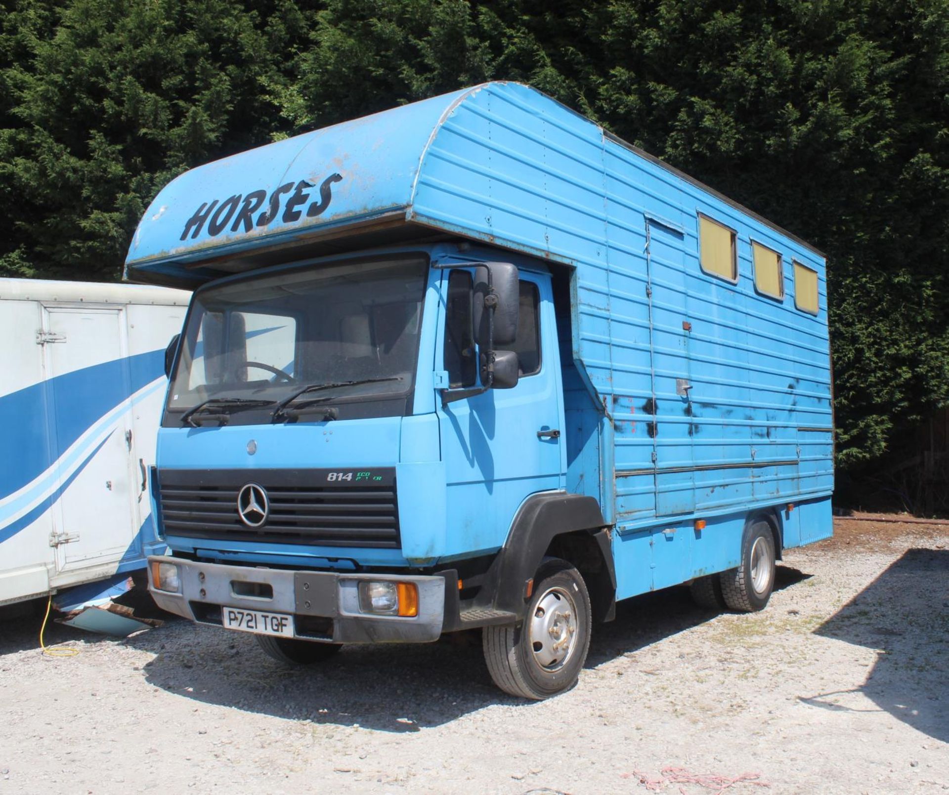 A MERCEDES BENZ 814 ECO POWER DIESEL FOUR HORSE BOX WITH LIVING- REGISTRATION P721TGF, VENDOR HAS - Image 2 of 2