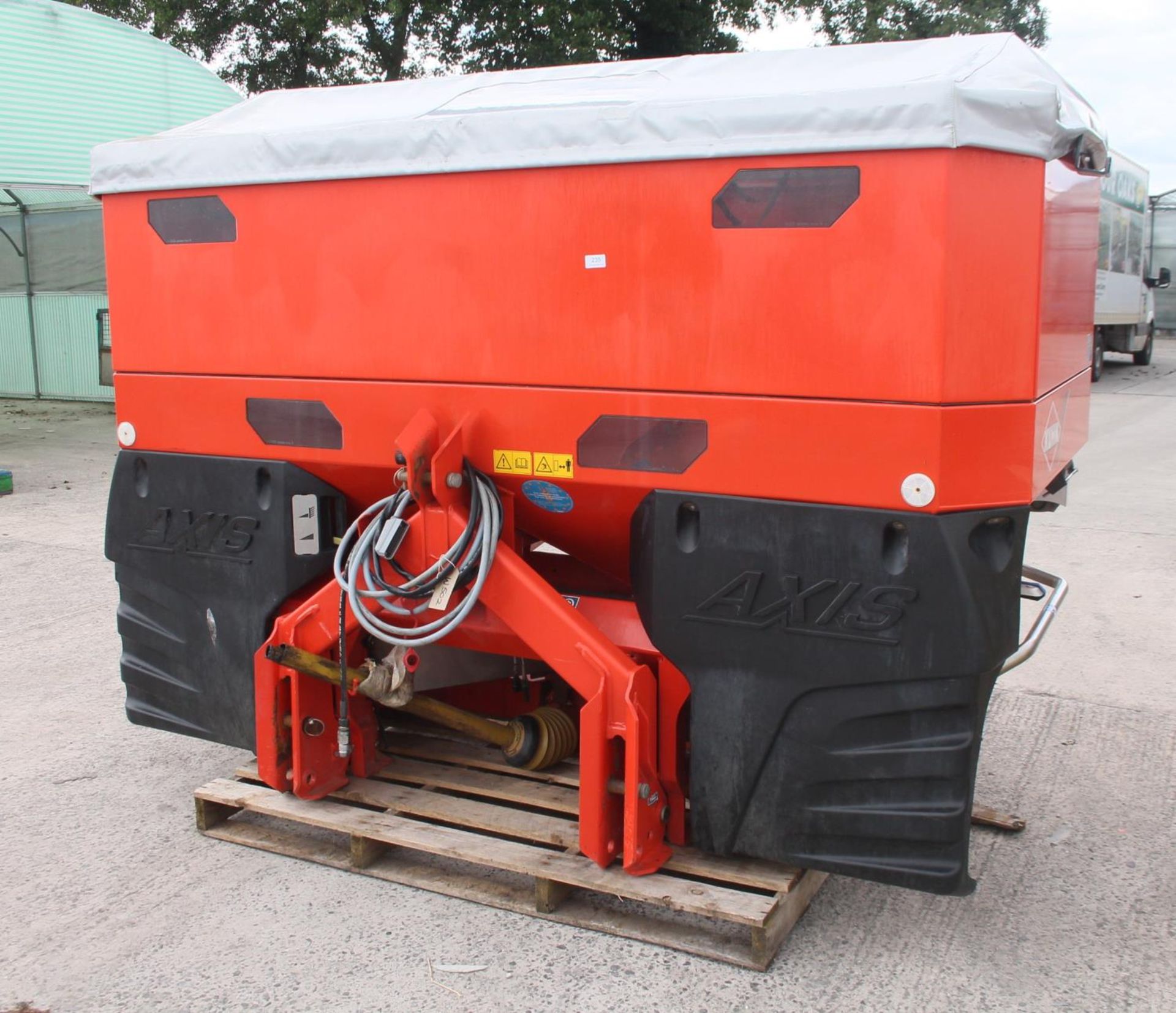 KUHN AXIS 40.1 WIDE FERTILISER SPINNER + VAT