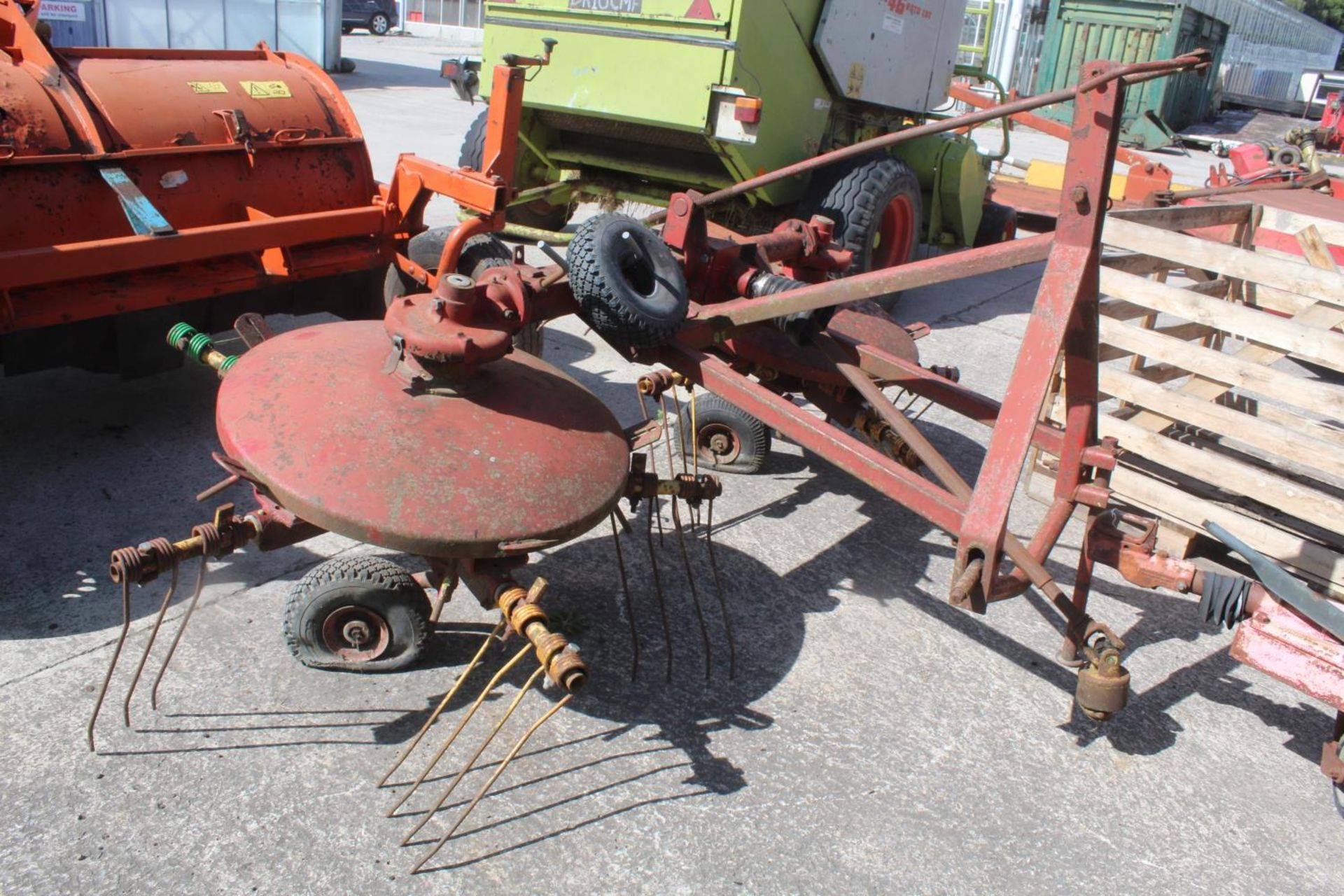 NEW HOLLAND HAY TEDDER +VAT - Image 2 of 3