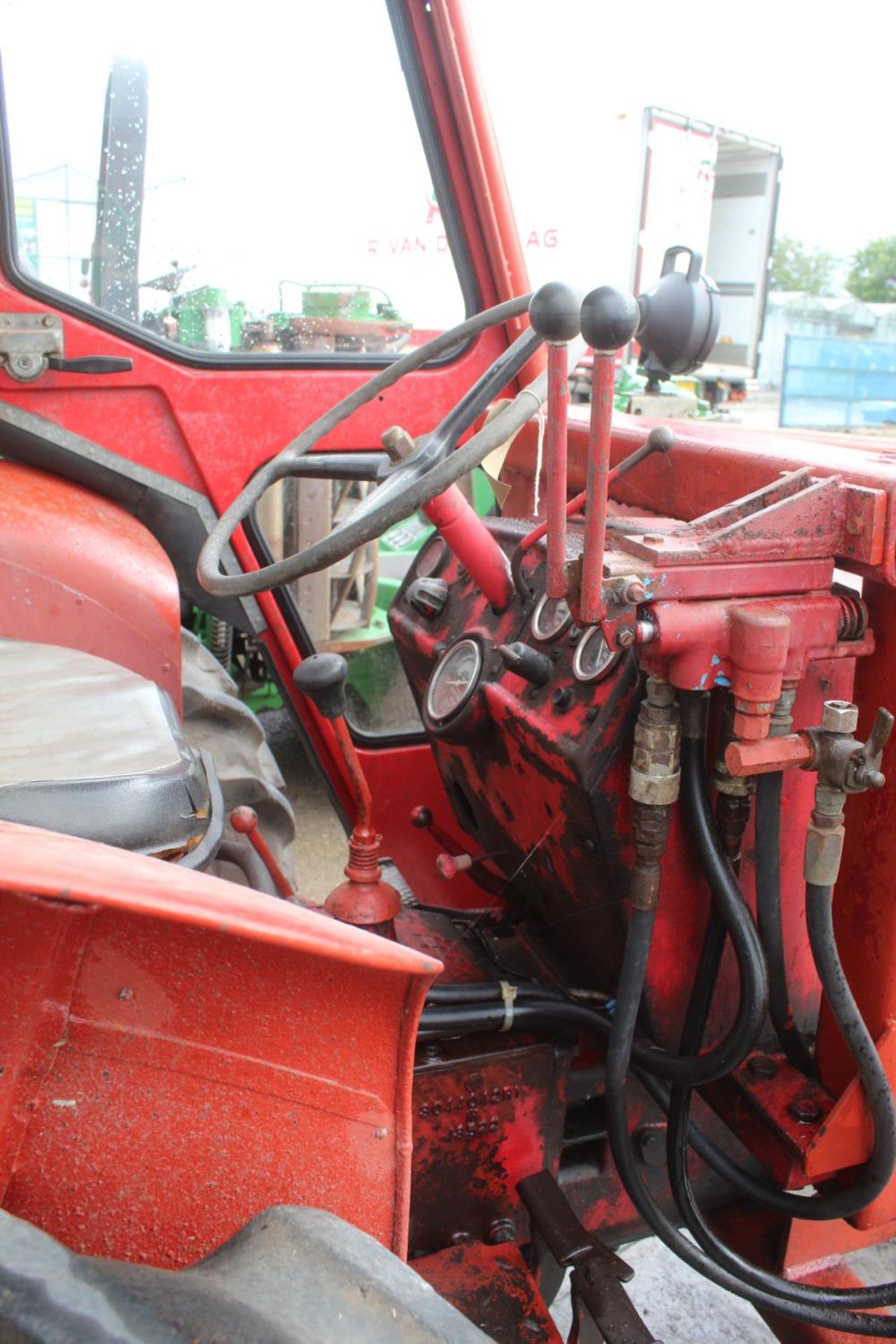 AN INTERNATIONAL B414 TRACTOR WITH HYDRAULIC TIP FORE END LOADER SERIAL NUMBER 763 THE VENDOR STATES - Image 4 of 7