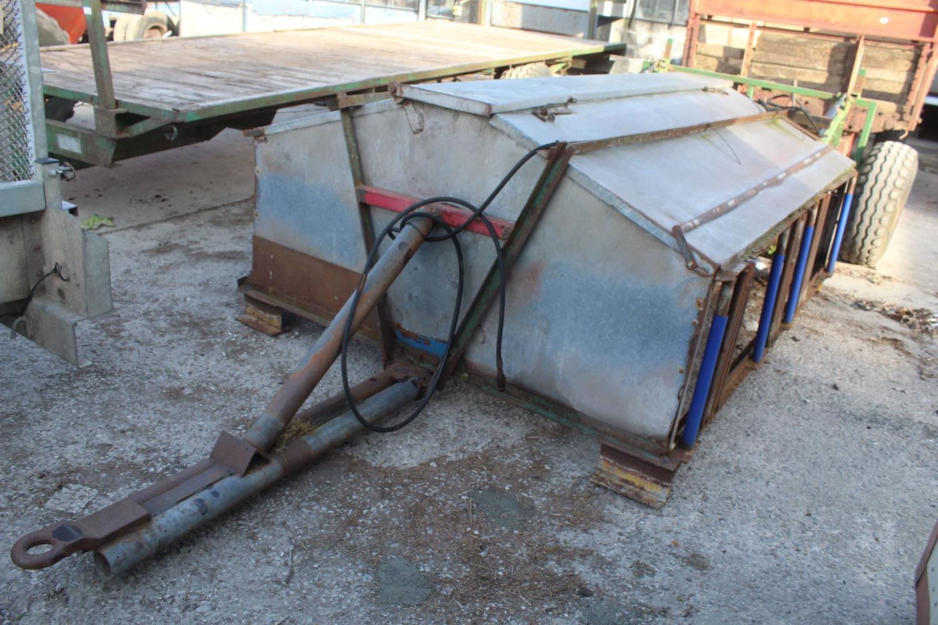 HYDRAULIC DOUBLE SIDED SHEEP CREEP FEEDER ON WHEELS + VAT