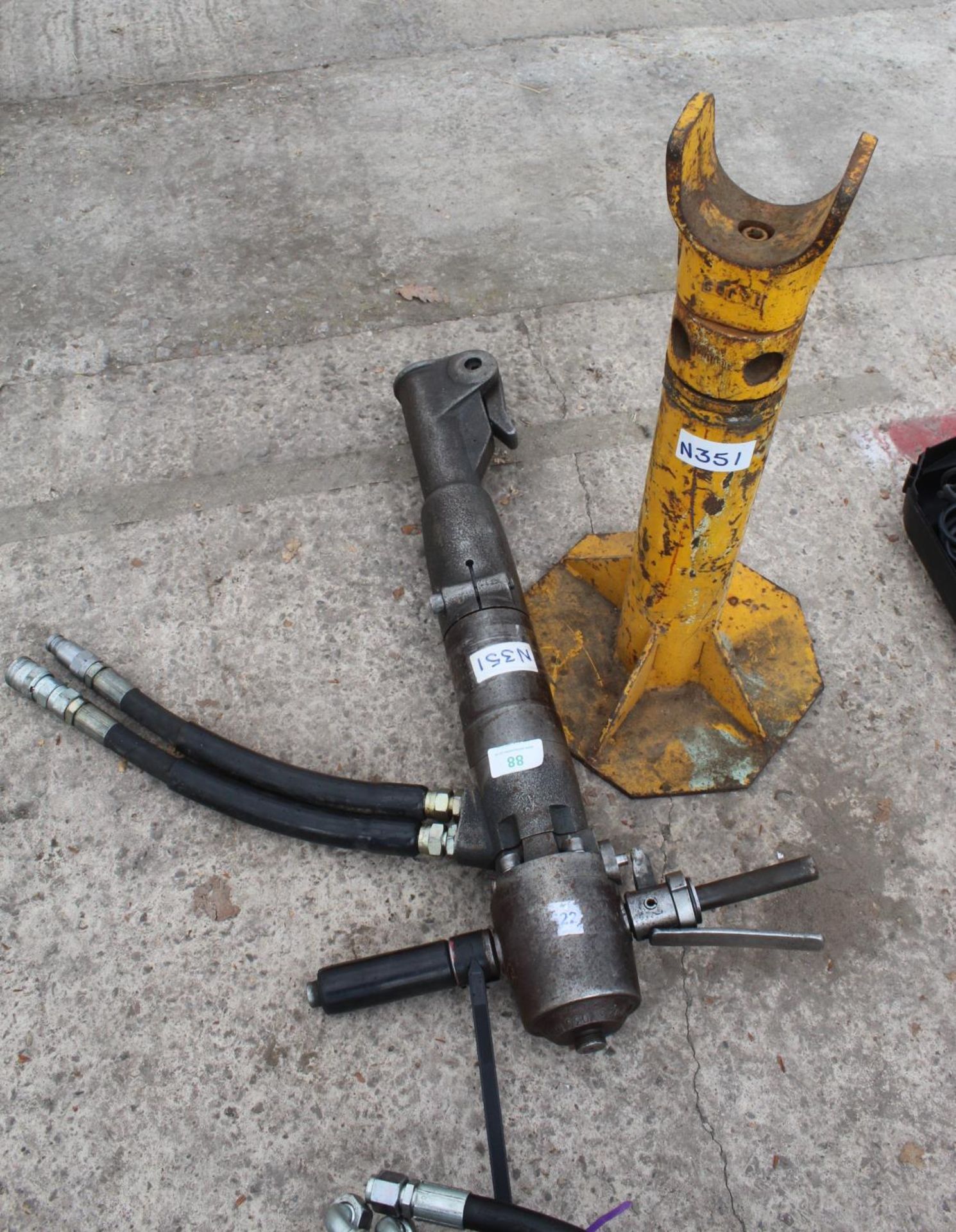 JACK HAMMER AND HEAVY DUTY AXLE STAND + VAT - Image 2 of 2