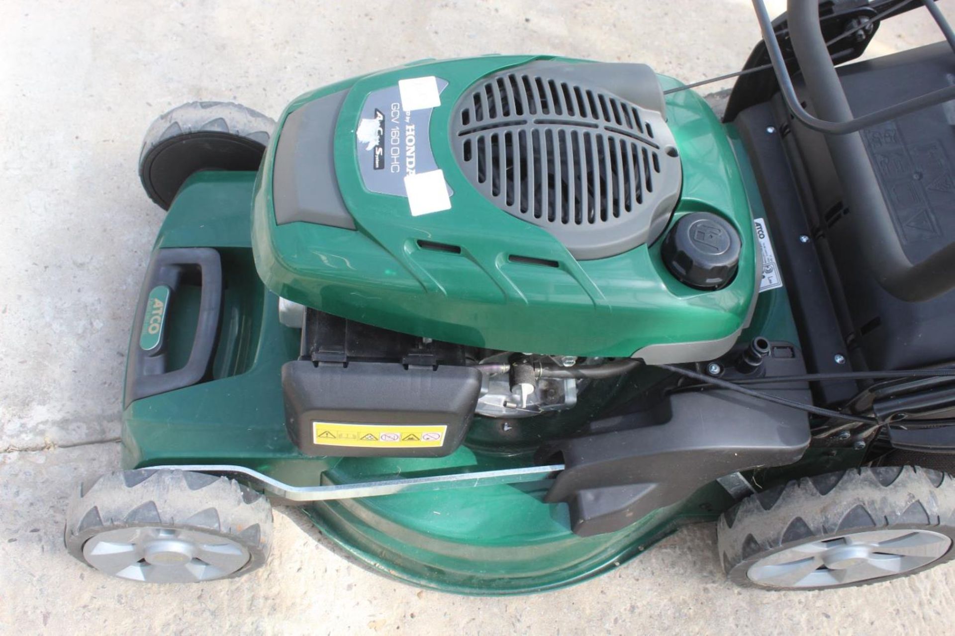 A SHOP SOILED ATCO QUATTRO 19SH LAWN MOWER WITH A HONDA BCV 160 OHC ENGINE + VAT - Image 2 of 2