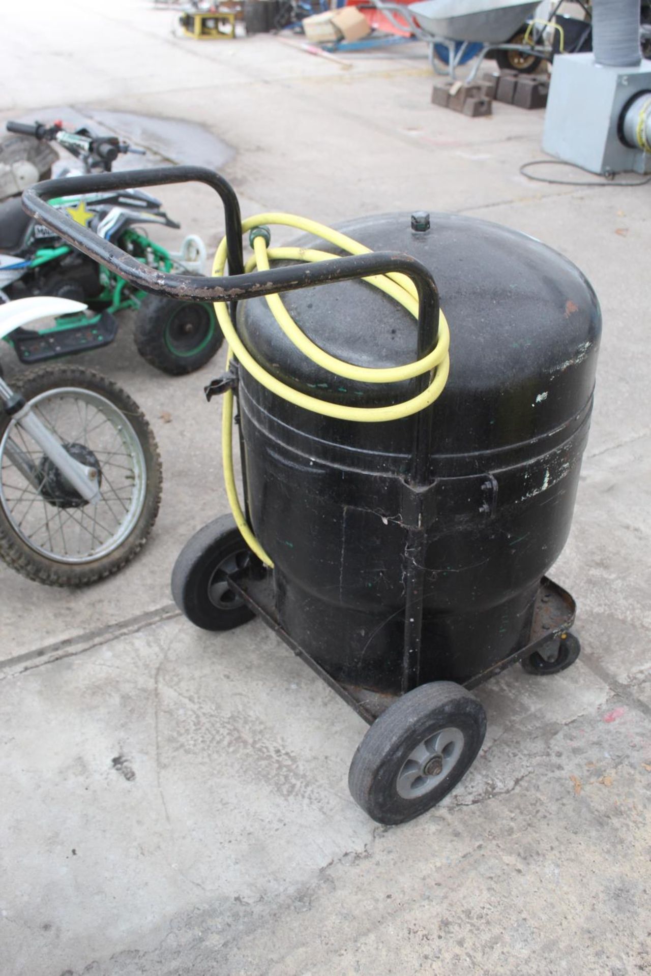 A PRESURISED WATER TANK ON TROLLEY BASE FOR GREENHOUSE PLANT WATERING WITH HOSE NO VAT - Image 2 of 2