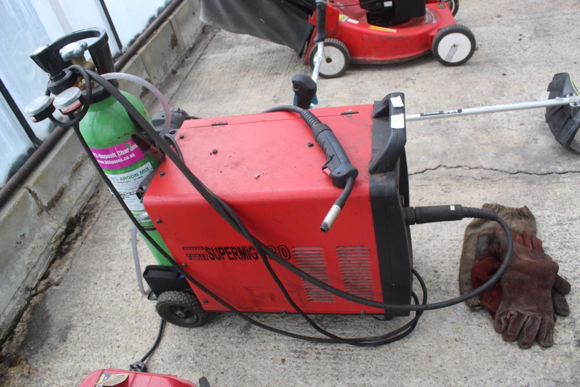 A SEALEY SUPER MIG 180 WELDER WITH GLOVES NO VAT