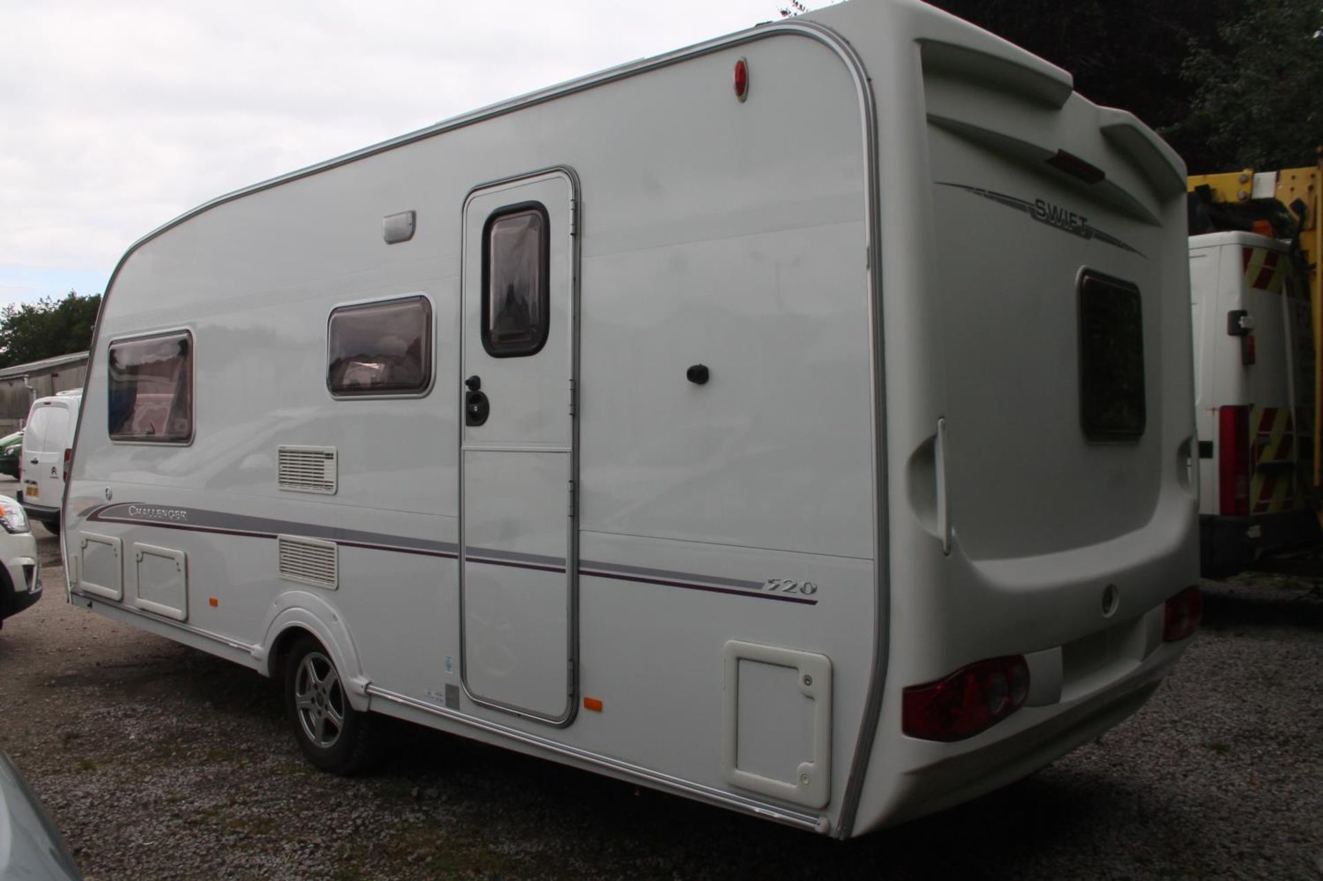 A 2005 SWIFT CHALLENGER 520 4 BERTH CARAVAN NO VAT - Image 2 of 6