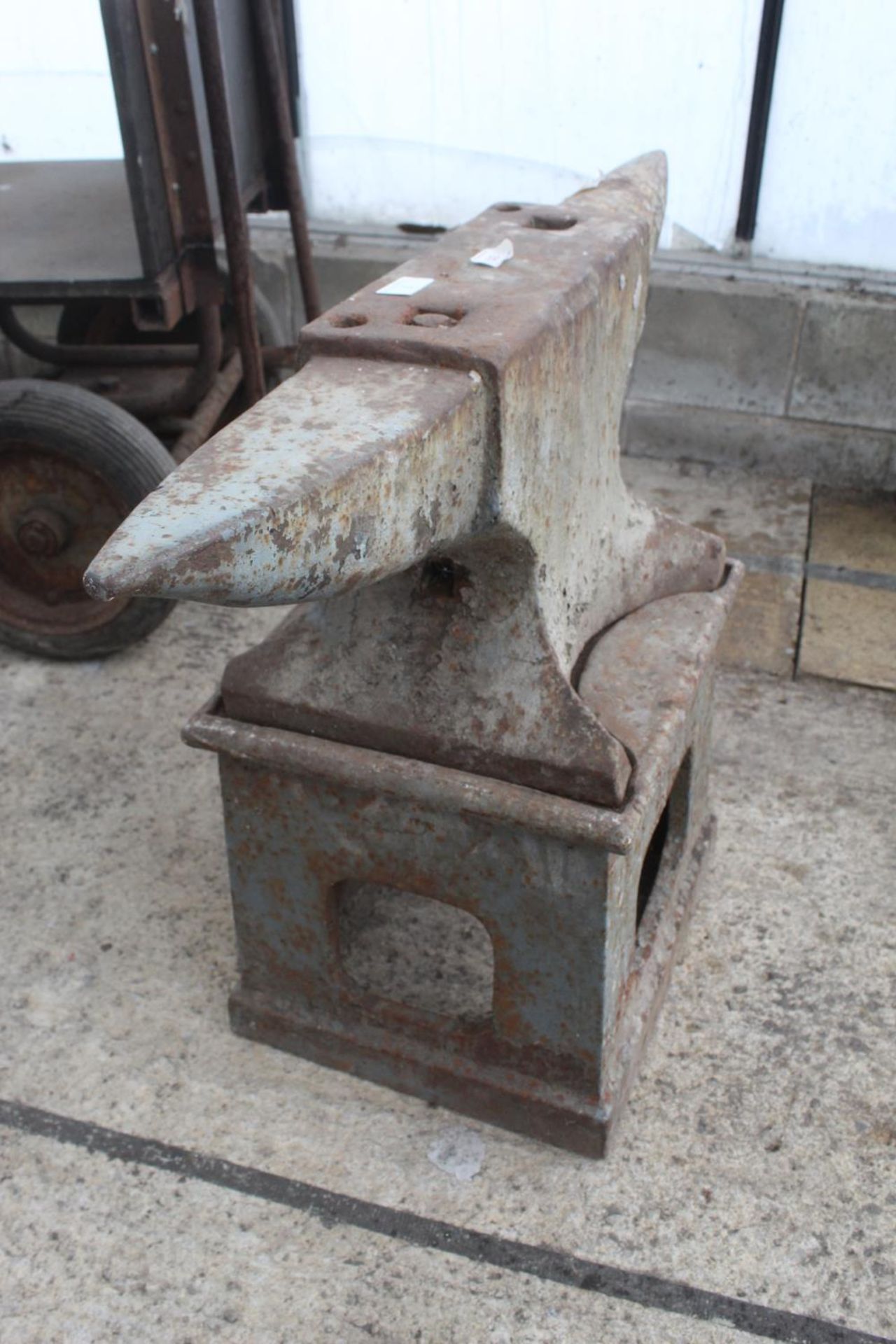 ANVIL AND STAND NO VAT - Image 2 of 2