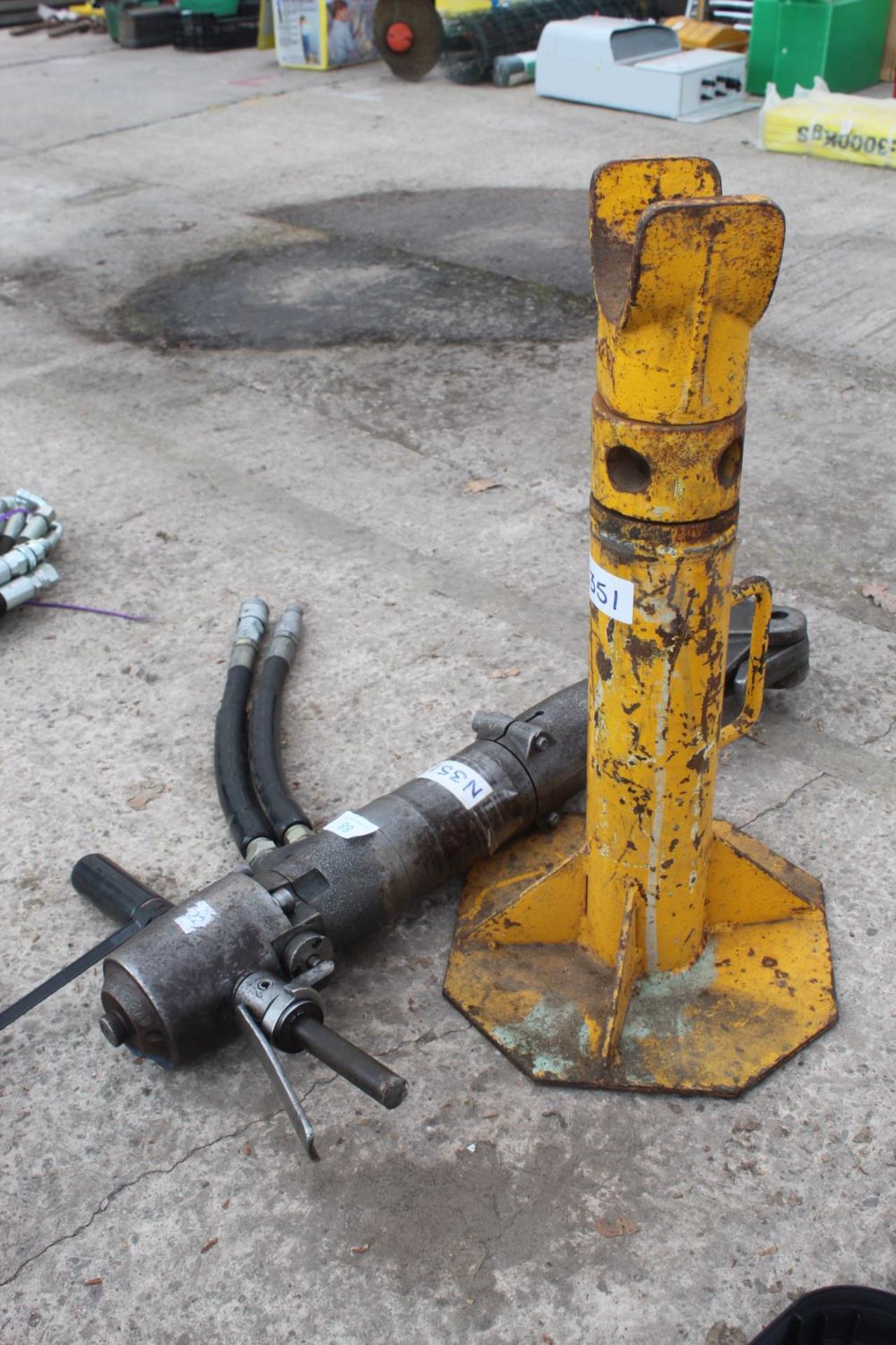 JACK HAMMER AND HEAVY DUTY AXLE STAND + VAT