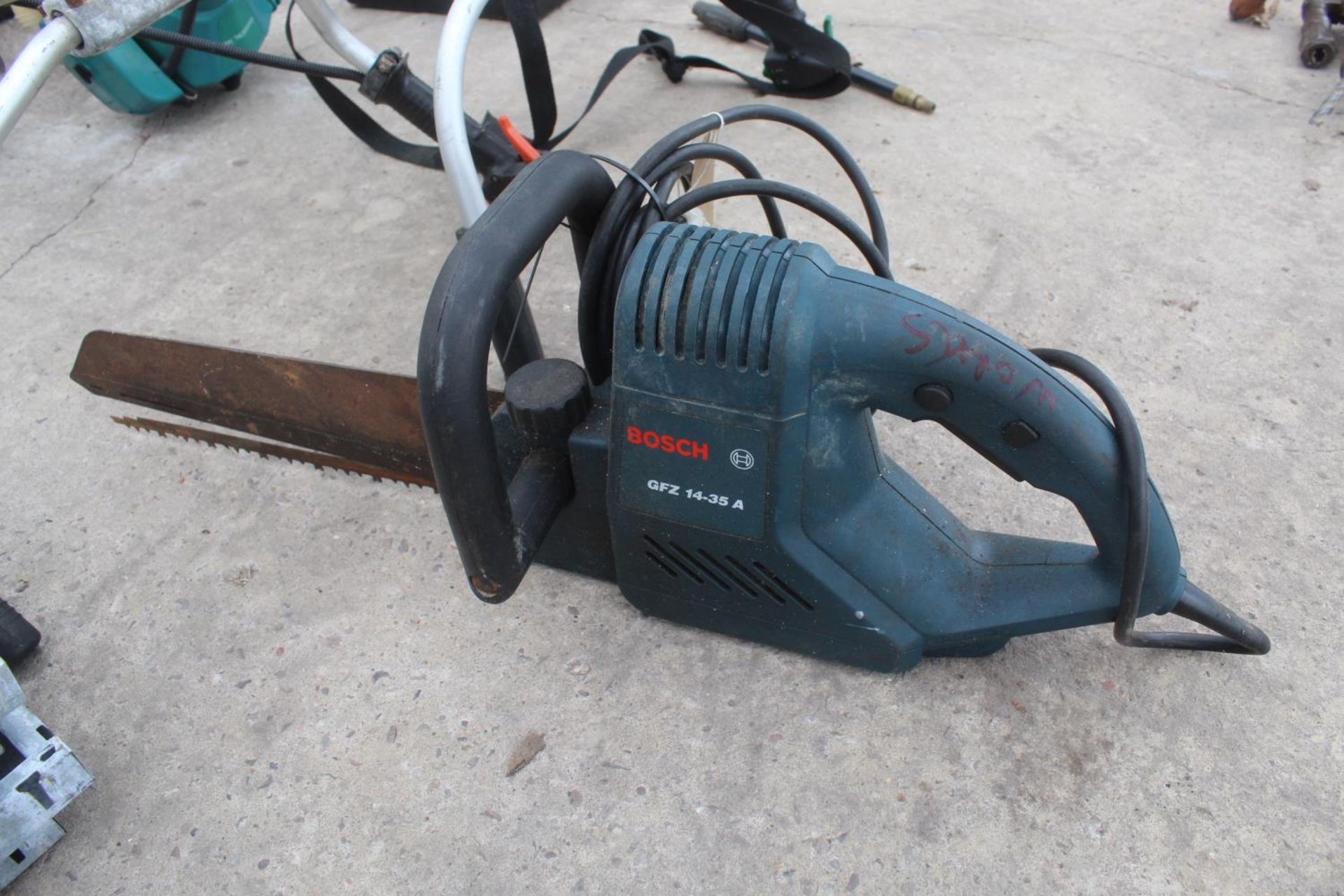 2 SOR PETROL STRIMMERS AND BOSCH ELECTRIC SAW (WORKING) NO VAT - Image 3 of 3