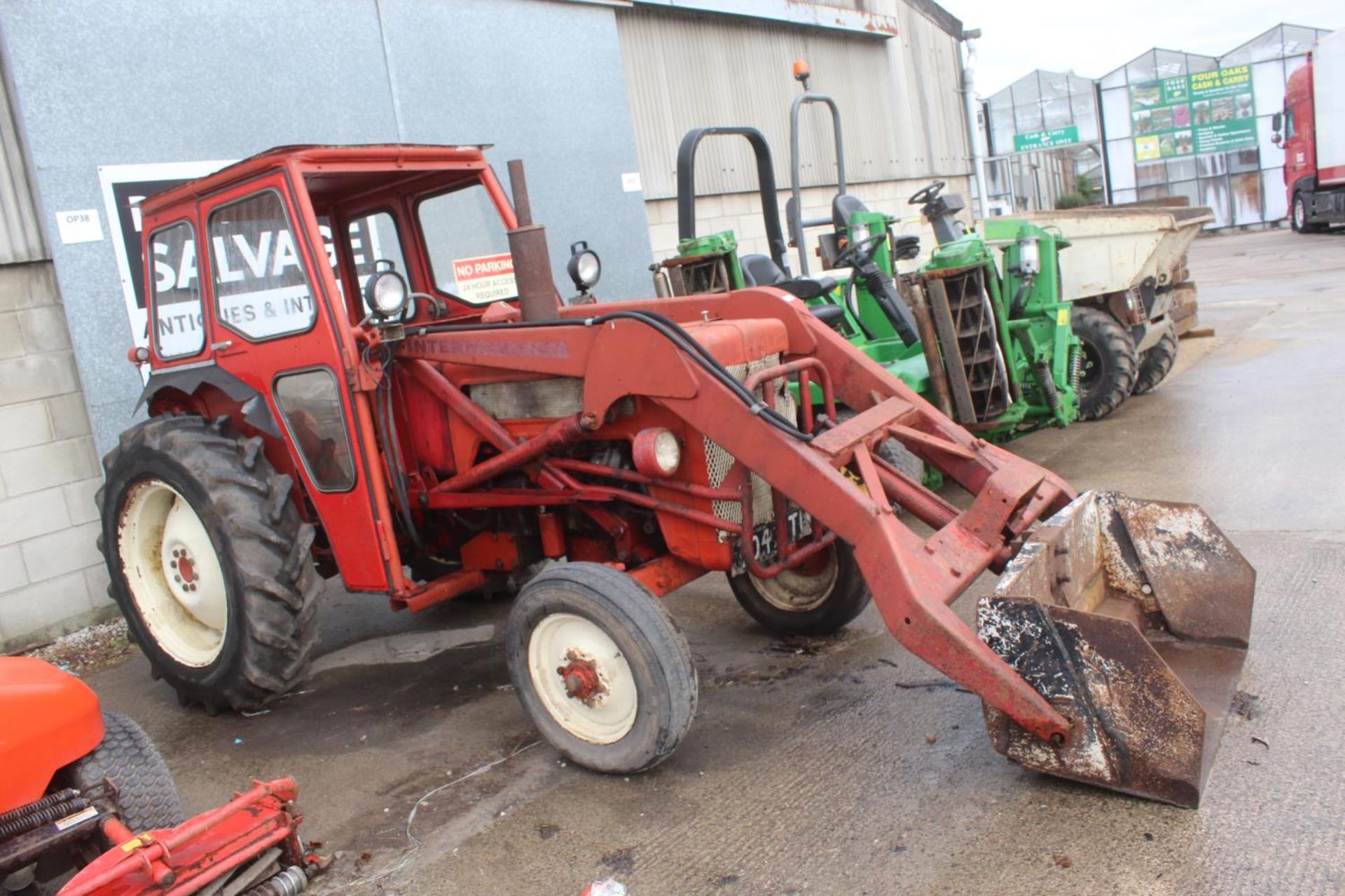 AN INTERNATIONAL B414 TRACTOR WITH HYDRAULIC TIP FORE END LOADER SERIAL NUMBER 763 THE VENDOR STATES - Image 7 of 7