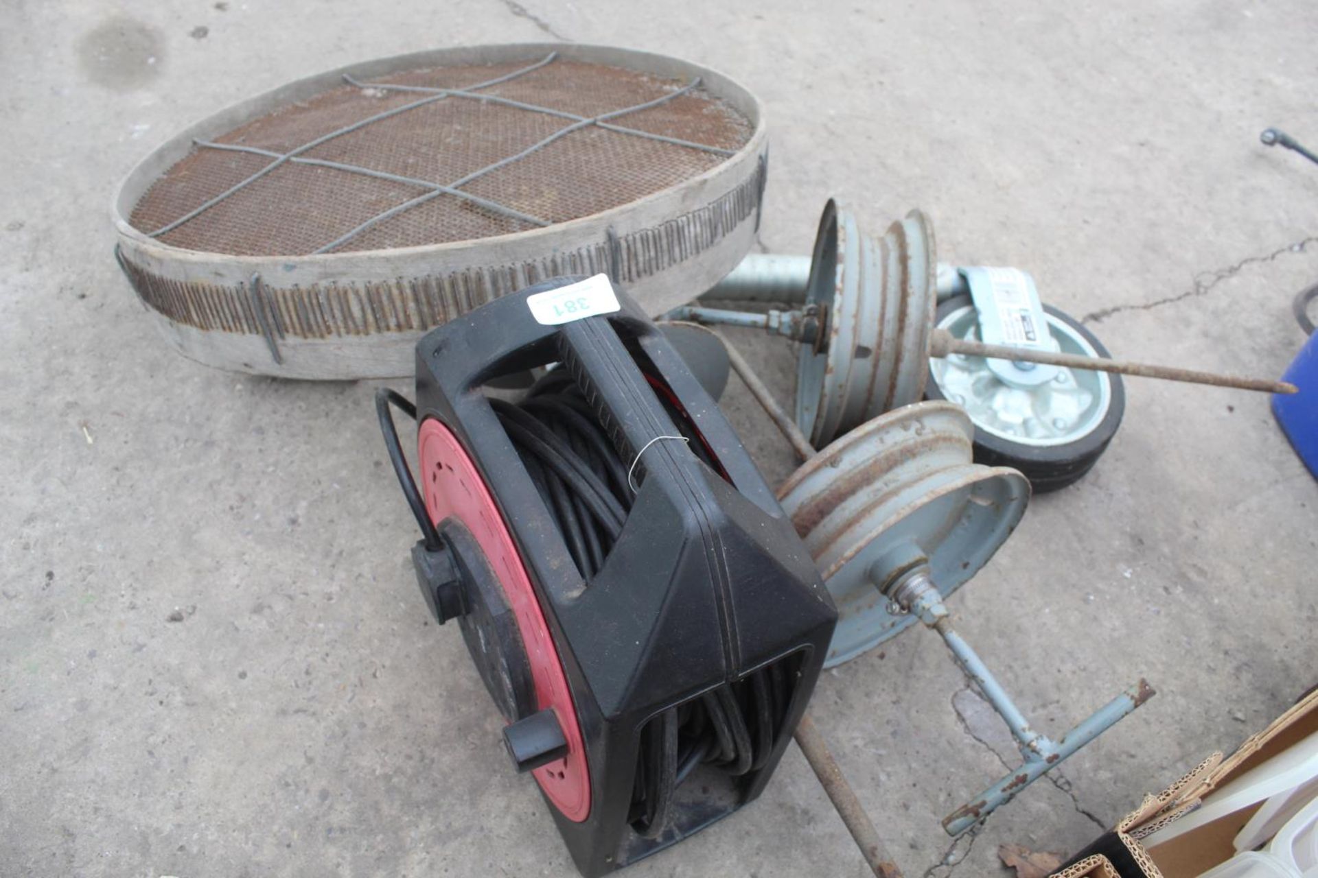 VARIOUS ITEMS TO INCLUDE JOCKEY WHEEL, HOSE GUIDES, RIDDLE, EXTENSION LEADS NO VAT - Image 2 of 2