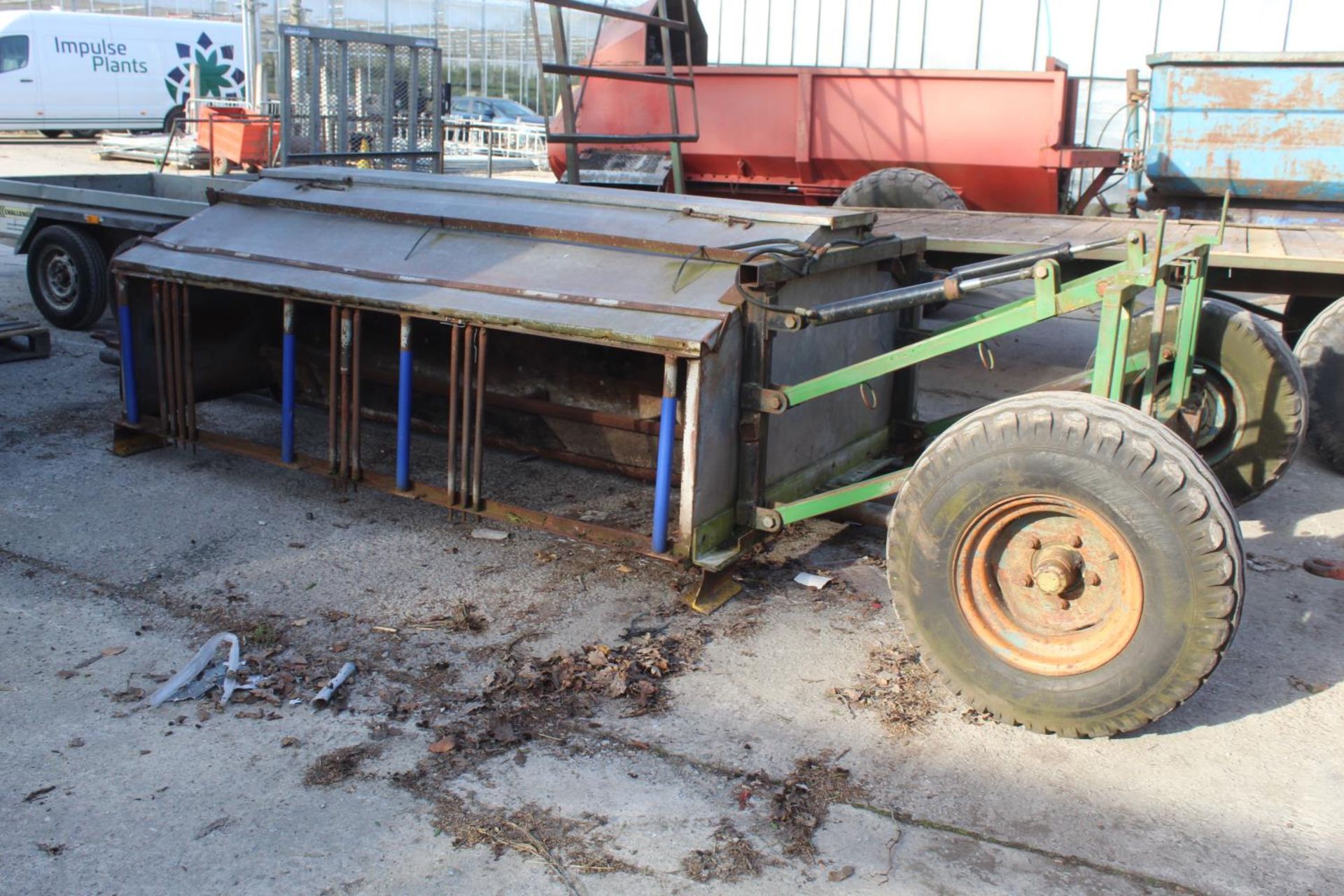 HYDRAULIC DOUBLE SIDED SHEEP CREEP FEEDER ON WHEELS + VAT - Image 3 of 3