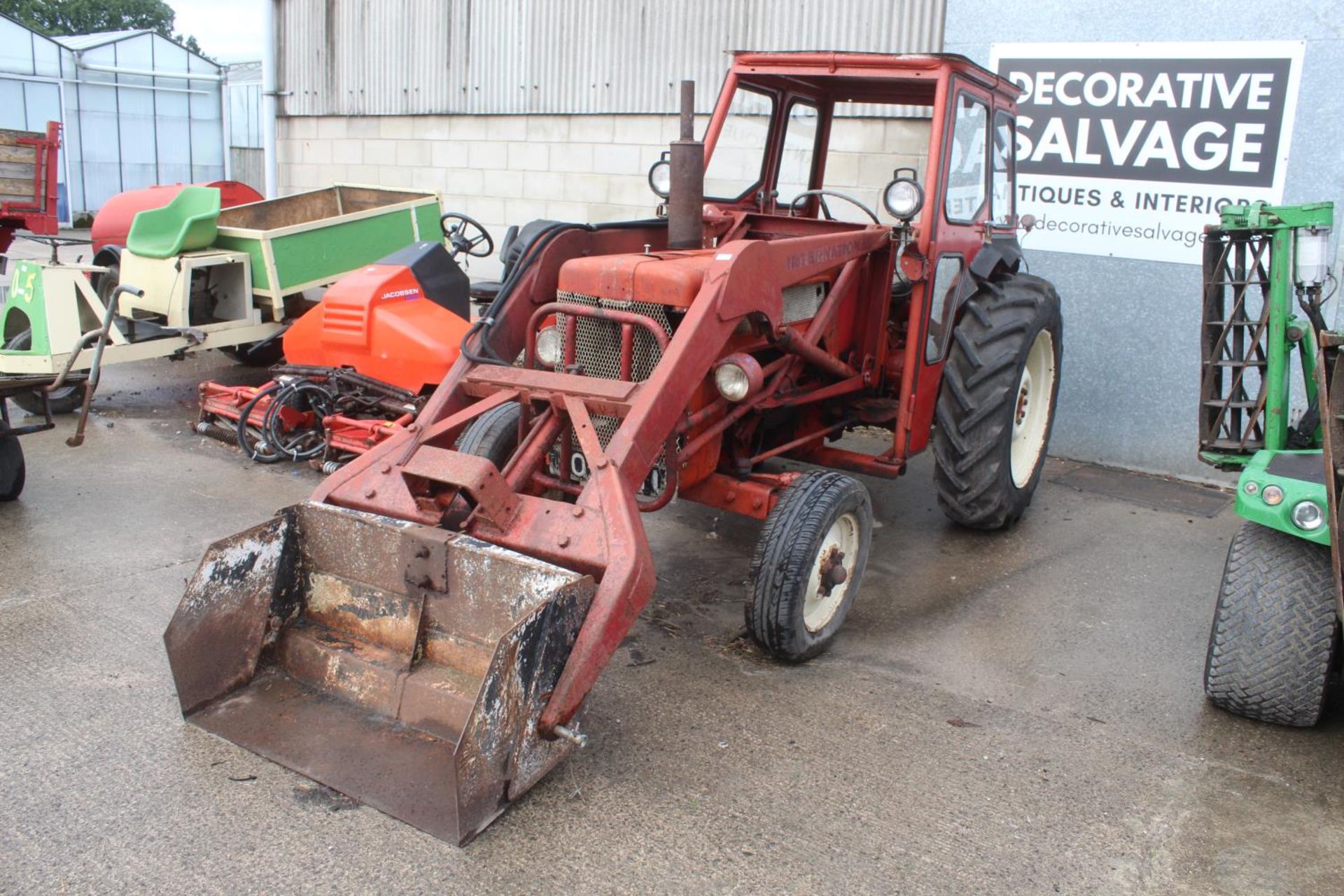 AN INTERNATIONAL B414 TRACTOR WITH HYDRAULIC TIP FORE END LOADER SERIAL NUMBER 763 THE VENDOR STATES