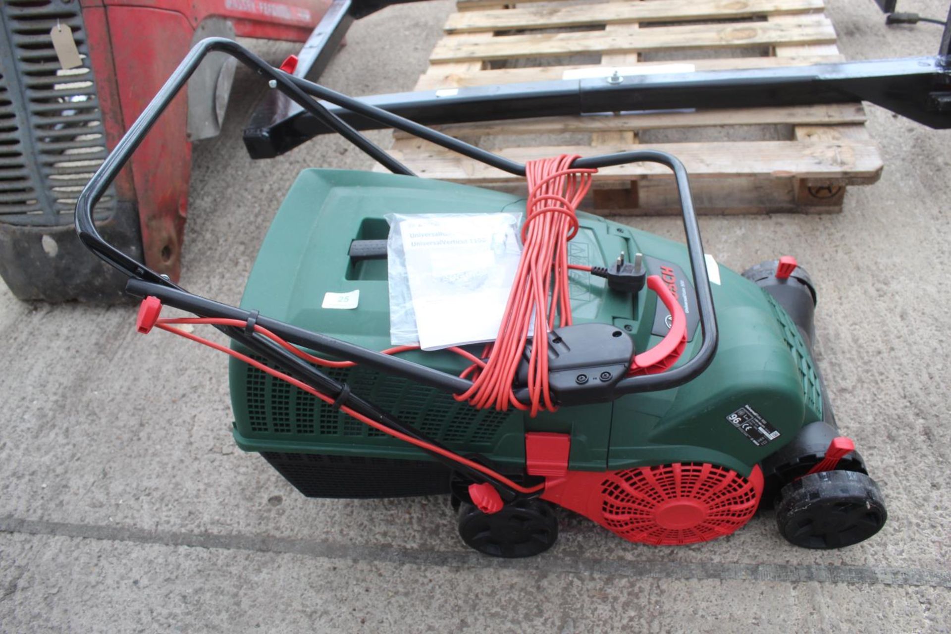 A BOSCH UNIVERSAL ELECTRIC LAWN RAKE 900 NO VAT