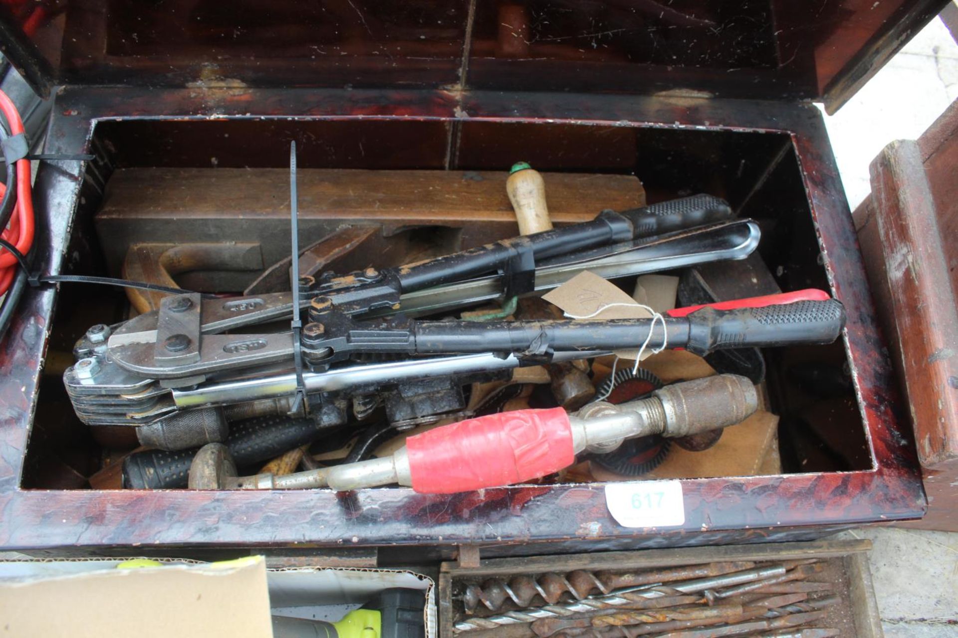 2 WOOD DRILLS, TRAY OF DRILL BITS, BATTERY DRILL, GAS BURNER, BOLT CUTTERS, CRIMPER ETC. NO VAT - Image 3 of 4