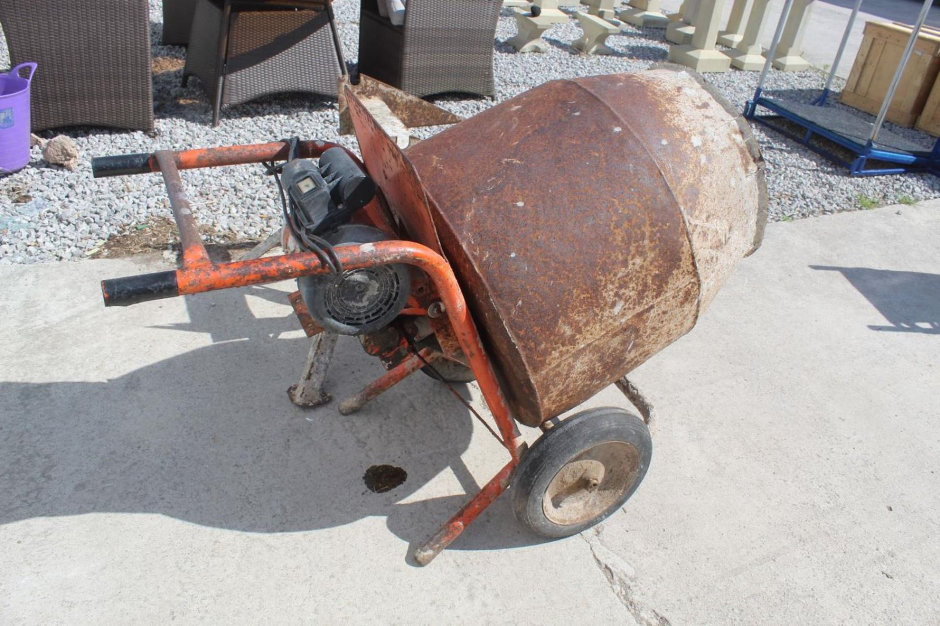 AN ELECTRIC CEMENT MIXER - NO VAT - Image 3 of 3