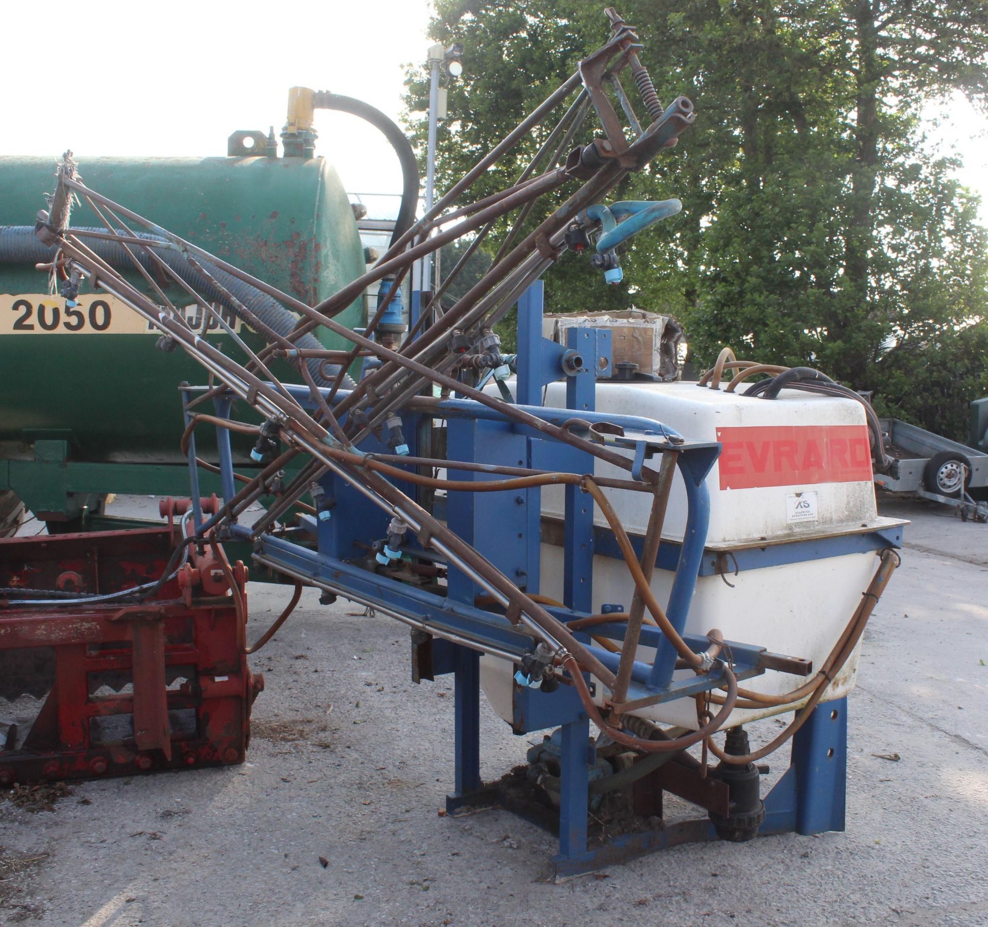 A 12 METRE EVRARD 800L GRASS LAND THREE POINT LINKAGE PLUS A BOX OF SPARE NOZZLES PTO IN OFFICE - Image 3 of 3