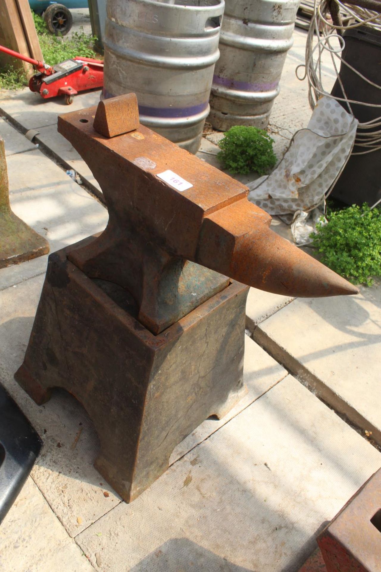 A SMALL VINTAGE CAST IRON BLACKSMITHS ANVIL WITH CAST IRON STAND (ANVIL H:23CM L:50CM STAND H: - Image 2 of 2