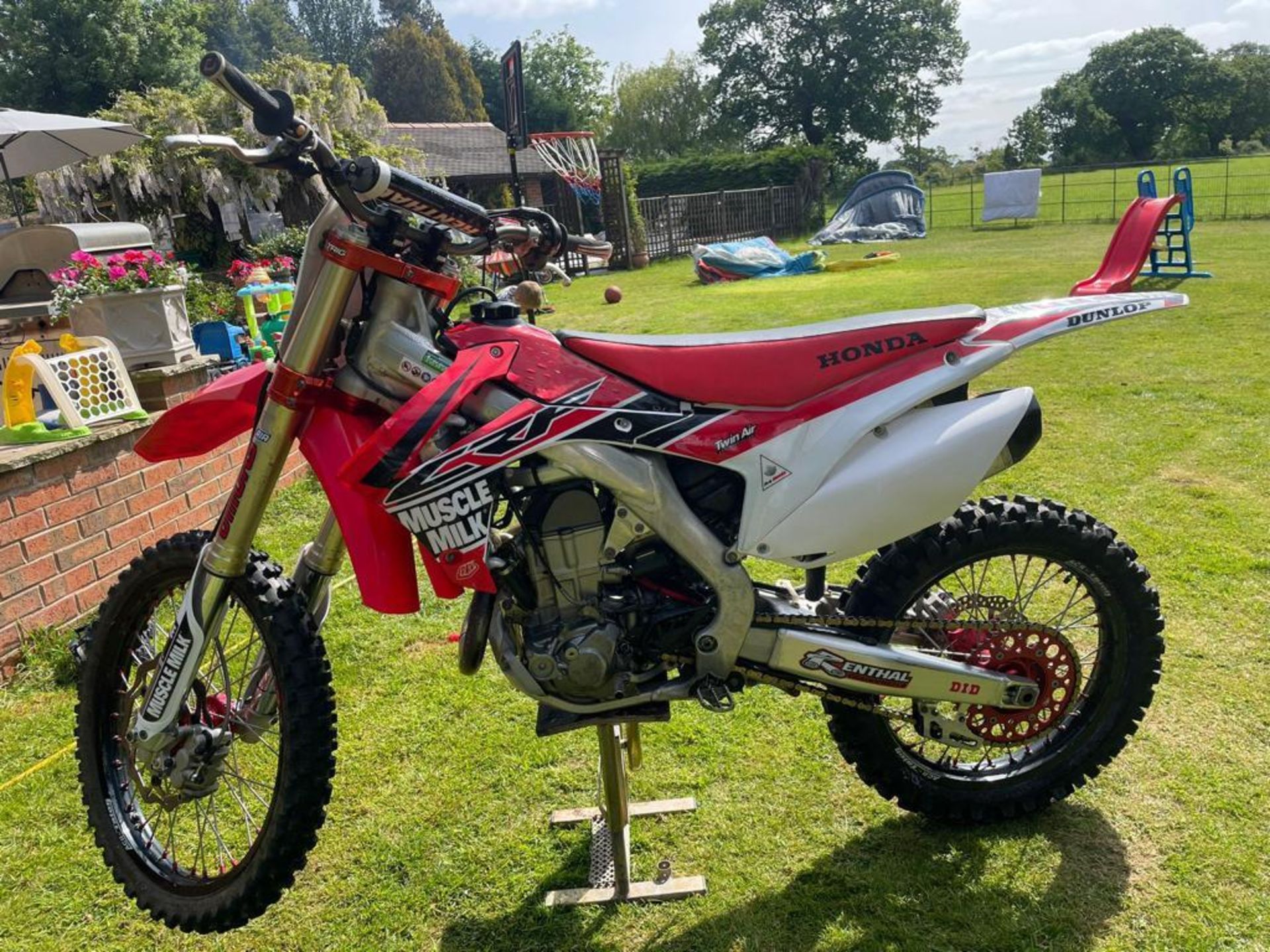 A 2014 HONDA CRF 450R MOTORCYCLE IN EXCELLENT CONDITION NO VAT UNFORTUNATELY DUE TO UNFORSEEN - Image 2 of 3