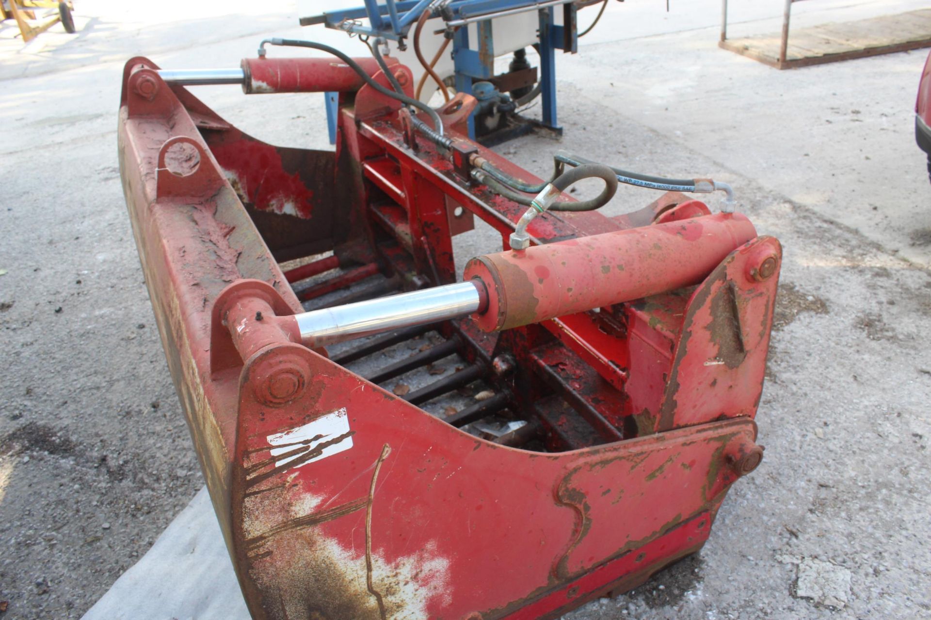 A 6FT HYDRAULIC SHEAR GRAB WITH PIN AND CONE ATTATCHMENTS NO VAT - Image 3 of 3