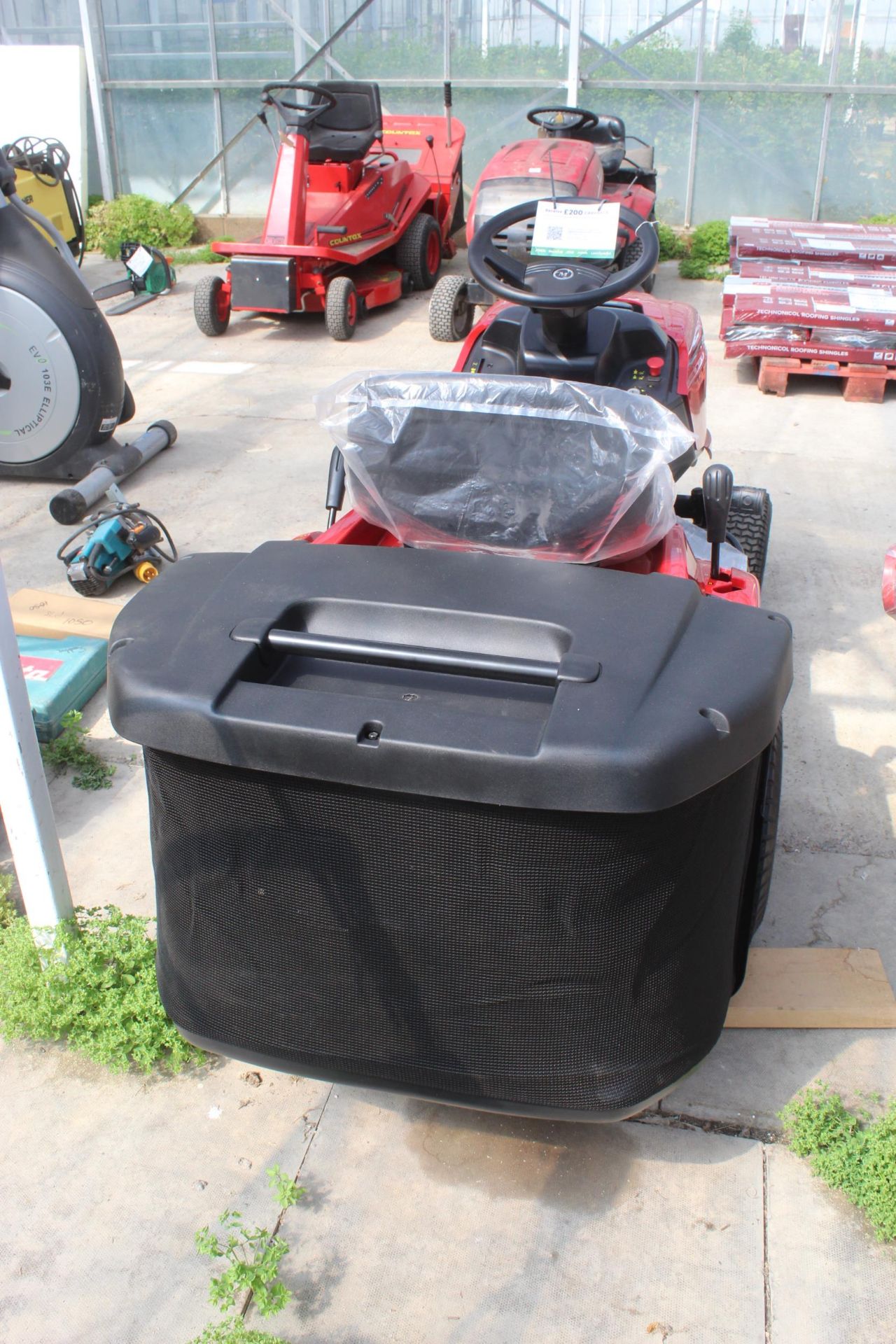 A NEW MOUNTFIELD T30M RIDE ON LAWN MOWER COMPLETE WITH A 200L REAR GRASS BOX POWERED BY A STIGG - Image 4 of 4