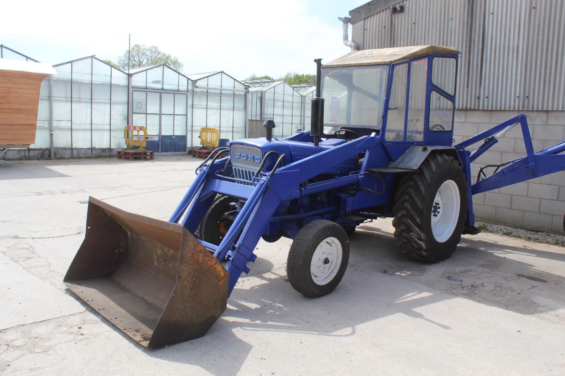 A WORKING FORD 3400 TRACTOR WITH FRONT END LOADER & REAR END DITCHING ARM & BUCKET NO VAT - Image 3 of 6