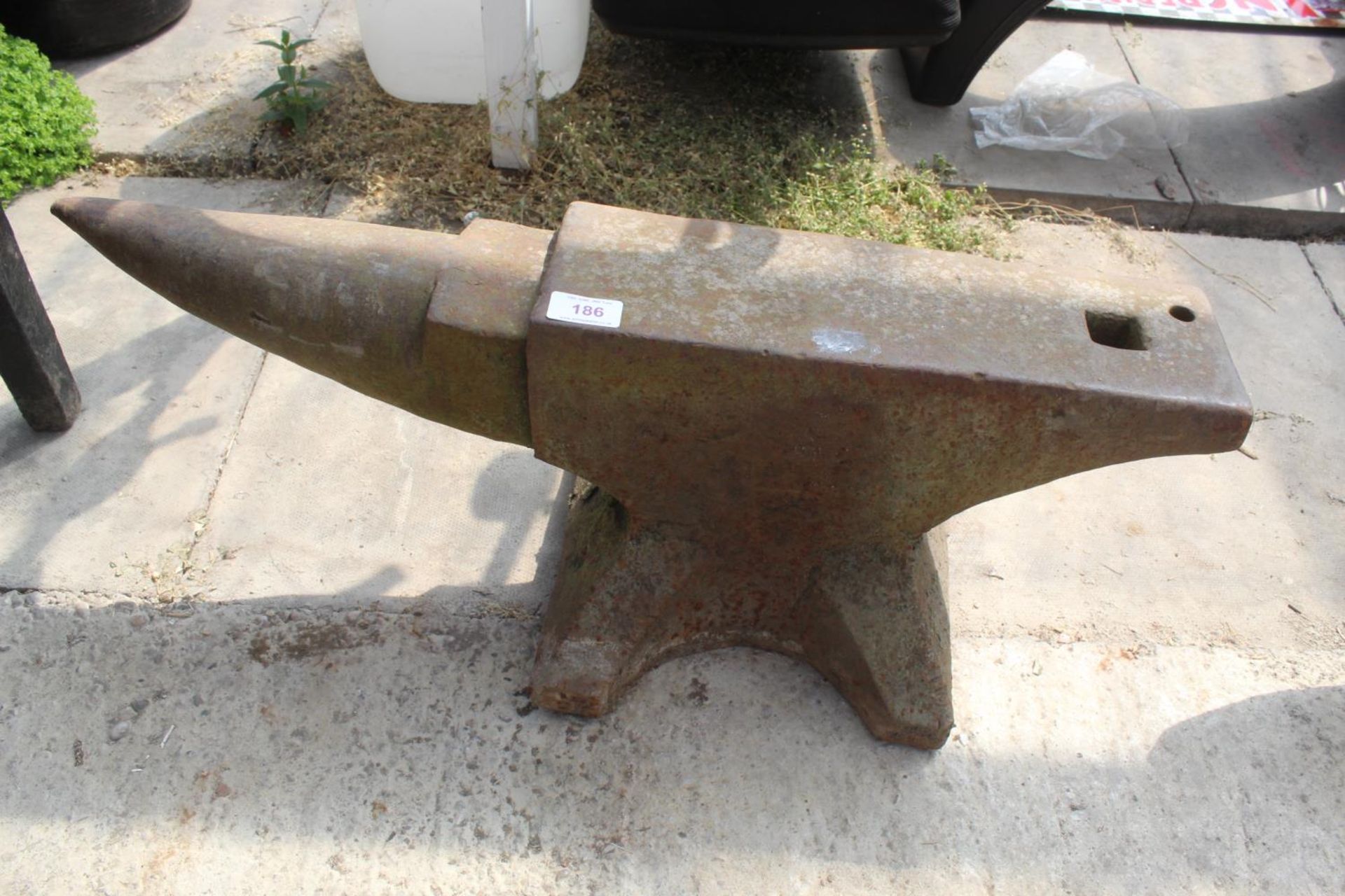 A LARGE VINTAGE CAST IRON BLACKSMITHS ANVIL (H:82CM L:82CM) NO VAT