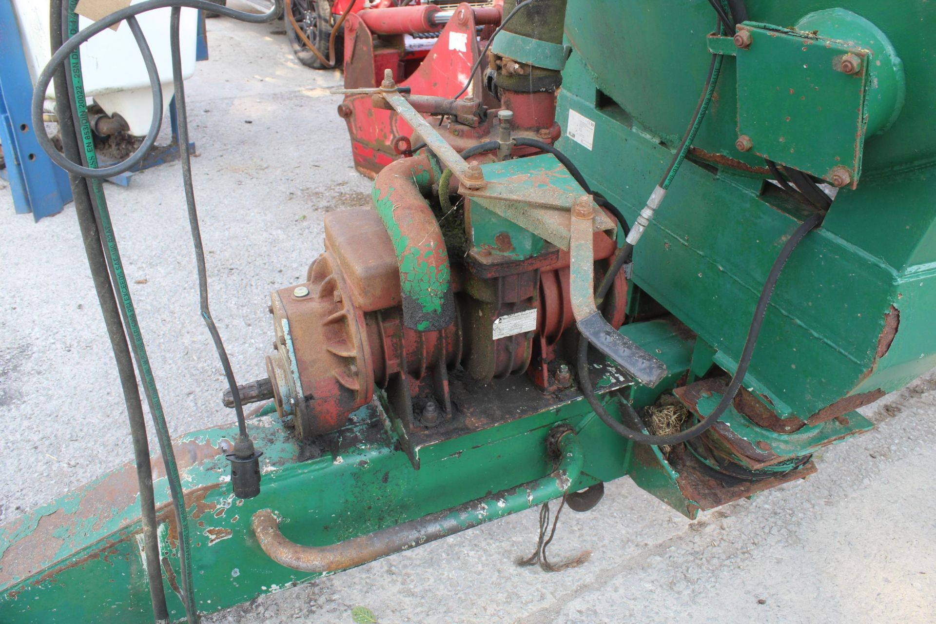 A SINGLE AXLE MAJOR 2050 GALLON SLURRY TANKER WITH VACUUM PUMP AND SLURRY PIPE PLUS VAT - Image 4 of 5