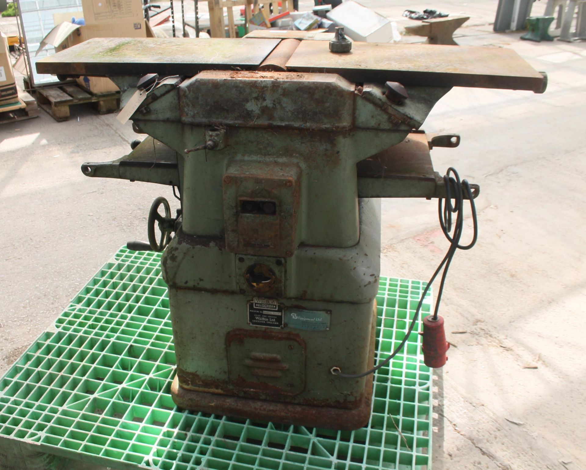 AN INDUSTRIAL HEAVY DUTY WADKIN BURSGREEN PLANER THICKNESSER IN WORKING ORDER USED FOR MAKING WOOD - Image 3 of 5