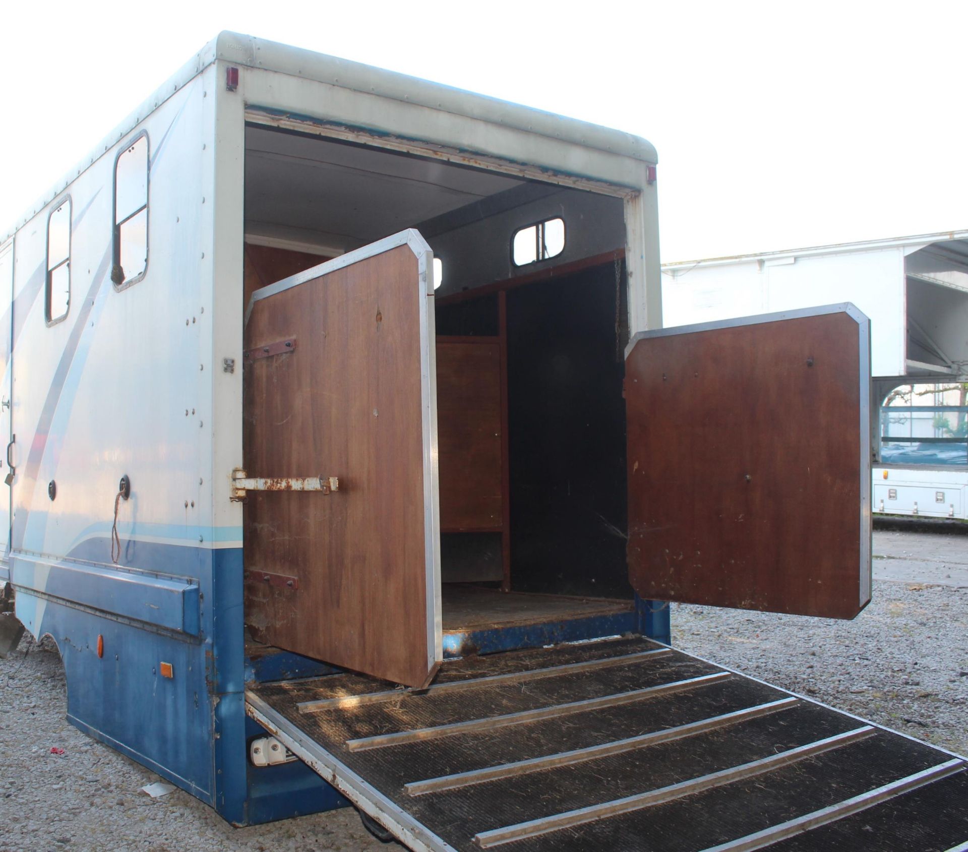 A 17FT HORSE BOX BODY WITH THREE STALLS AND A FRONT SECTION FOR TACK ETC NO VAT - Image 3 of 3