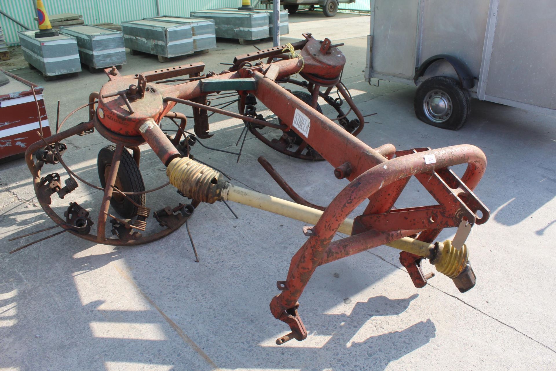 A ZWEEGERS TWO ROTOR HAY BOB WITH PTO SHAFT NO VAT - Image 2 of 3