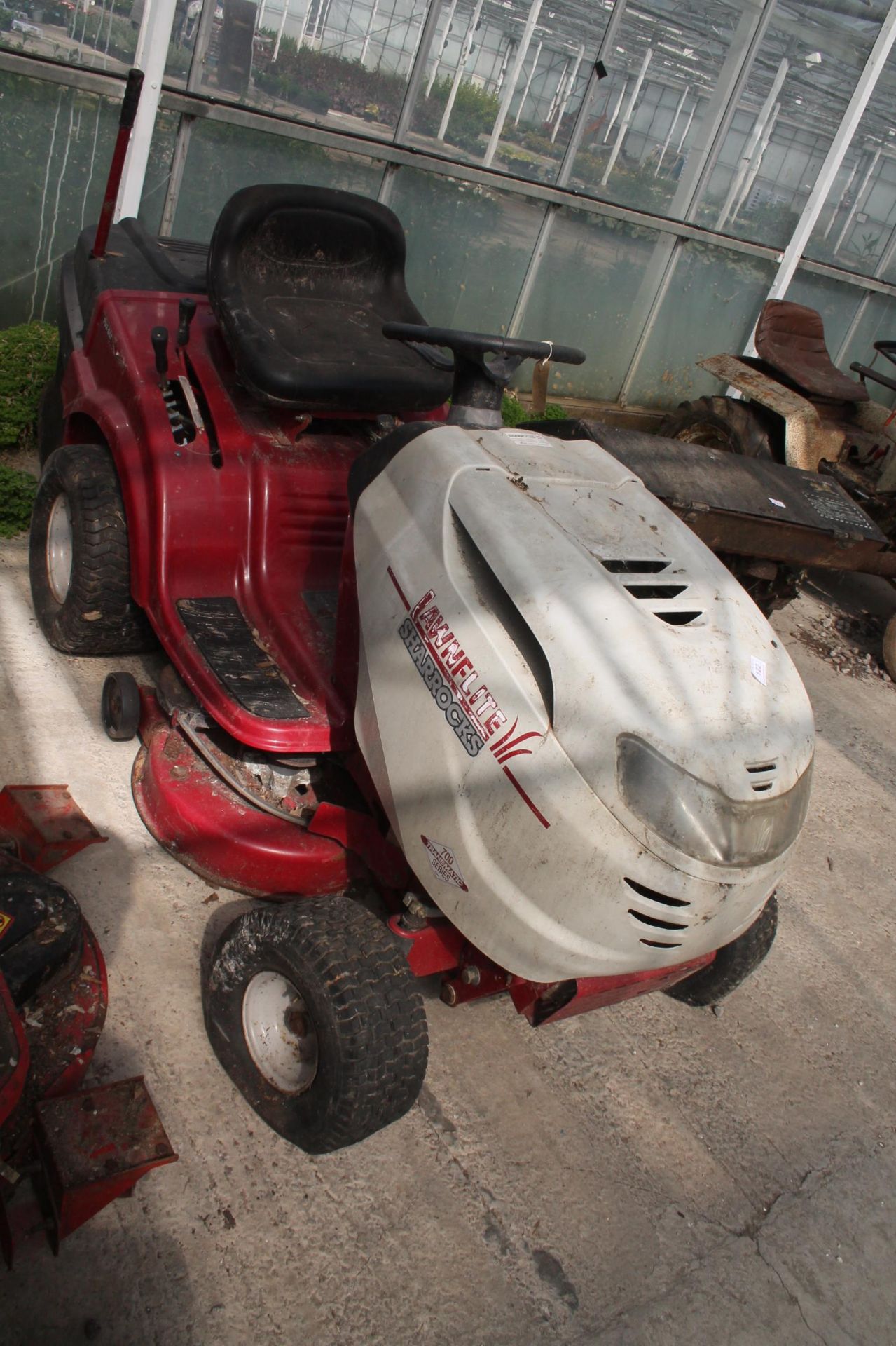 A LAWNFLITE RIDE ON LAWNMOWER COMPLETE WITH KEY AND GRASS BOX NO VAT - Image 2 of 3