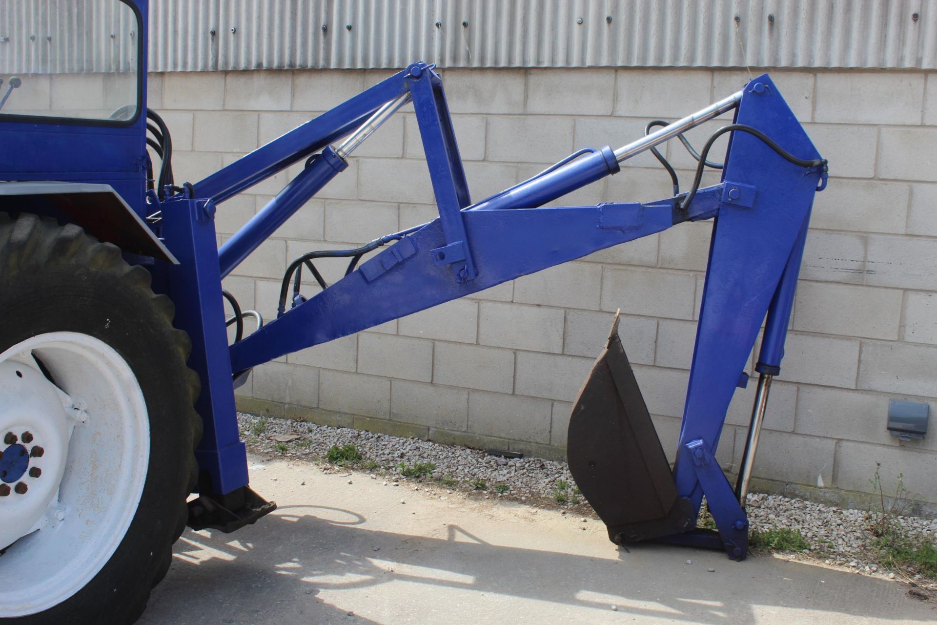 A WORKING FORD 3400 TRACTOR WITH FRONT END LOADER & REAR END DITCHING ARM & BUCKET NO VAT - Image 4 of 6