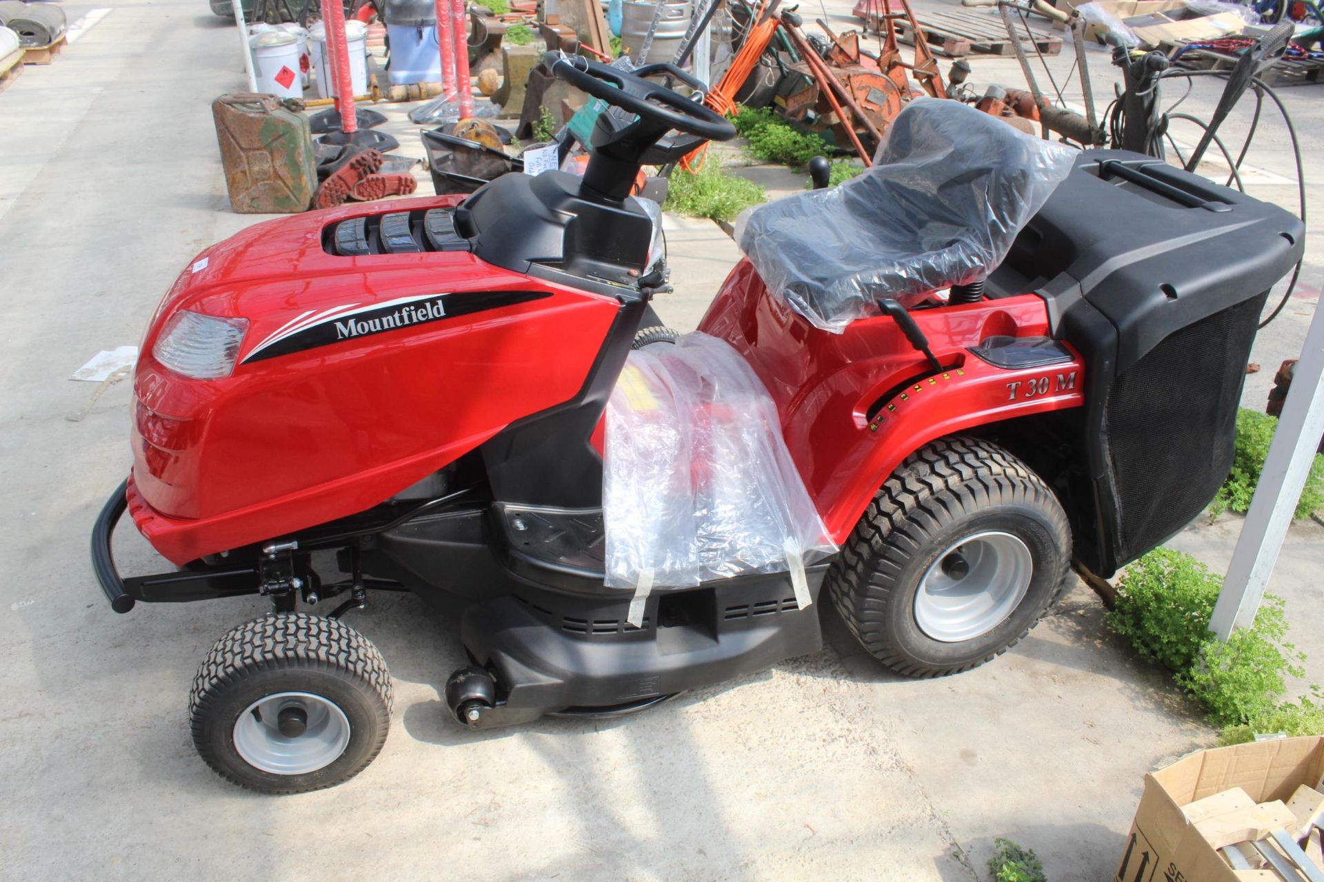 A NEW MOUNTFIELD T30M RIDE ON LAWN MOWER COMPLETE WITH A 200L REAR GRASS BOX POWERED BY A STIGG