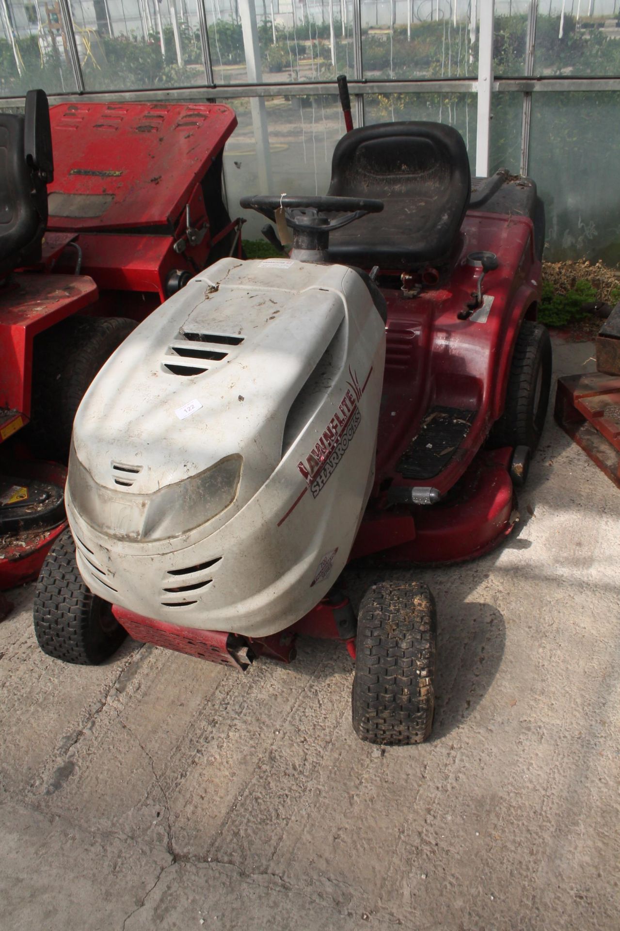 A LAWNFLITE RIDE ON LAWNMOWER COMPLETE WITH KEY AND GRASS BOX NO VAT