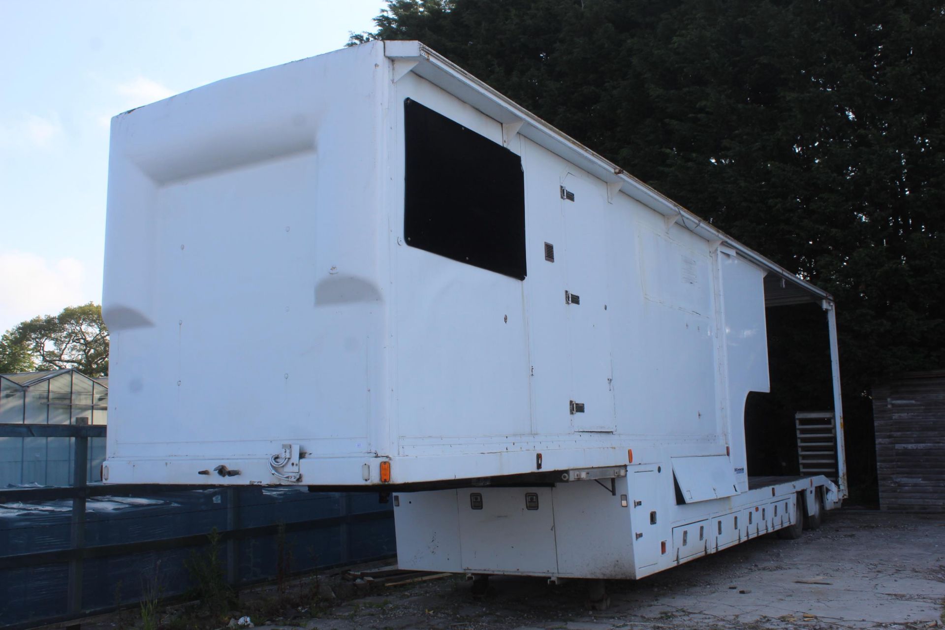 A 43FT WAGON CAR TRANSPORTER TRAILER WITH CAR RAMPS AND THE FRONT SECTION KITTED OUT WITH SLEEPING - Image 2 of 8