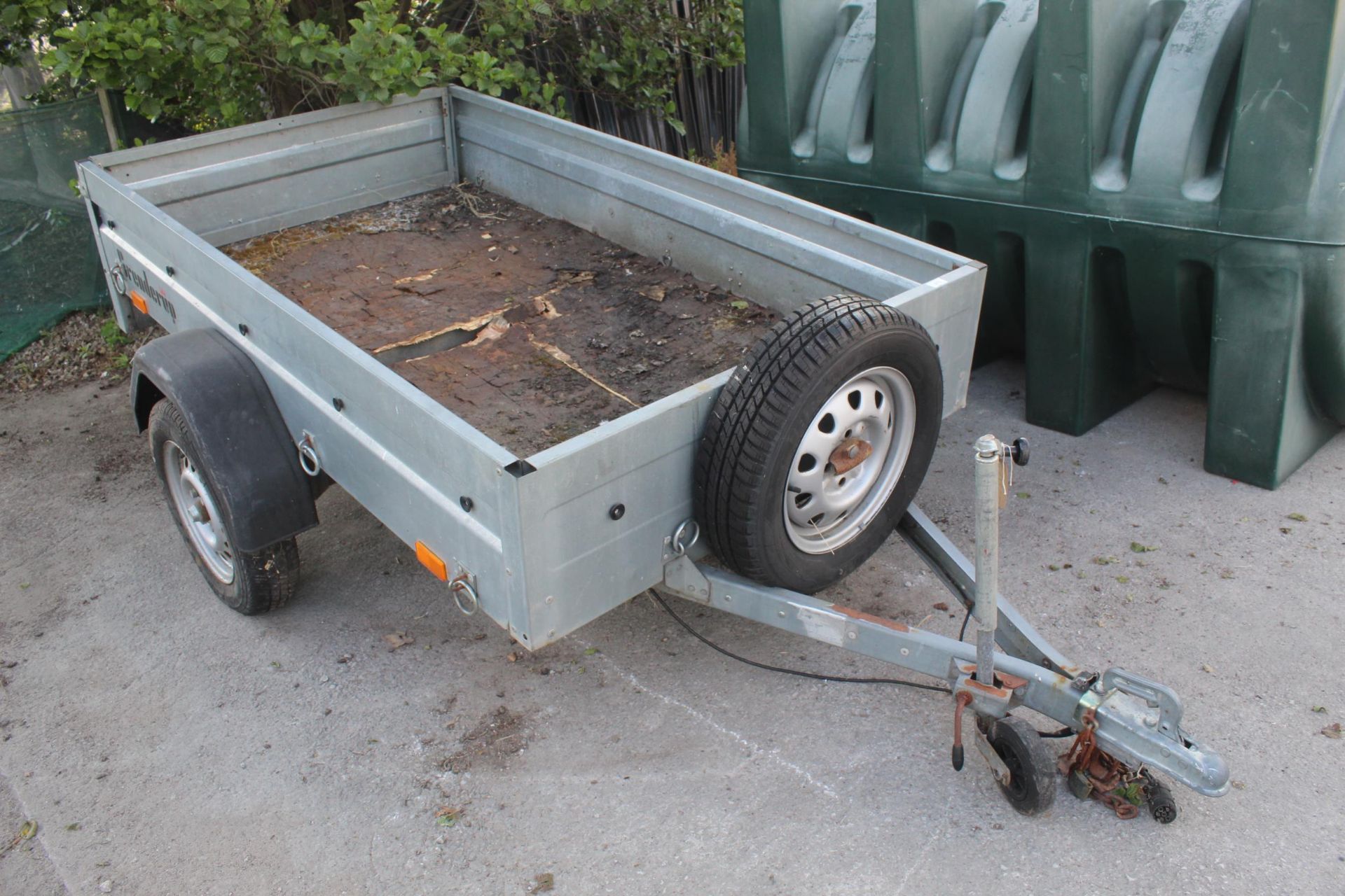 A SINGLE AXLE BRENDERUP CAR TRAILER WITH WOODEN FLOOR NO VAT