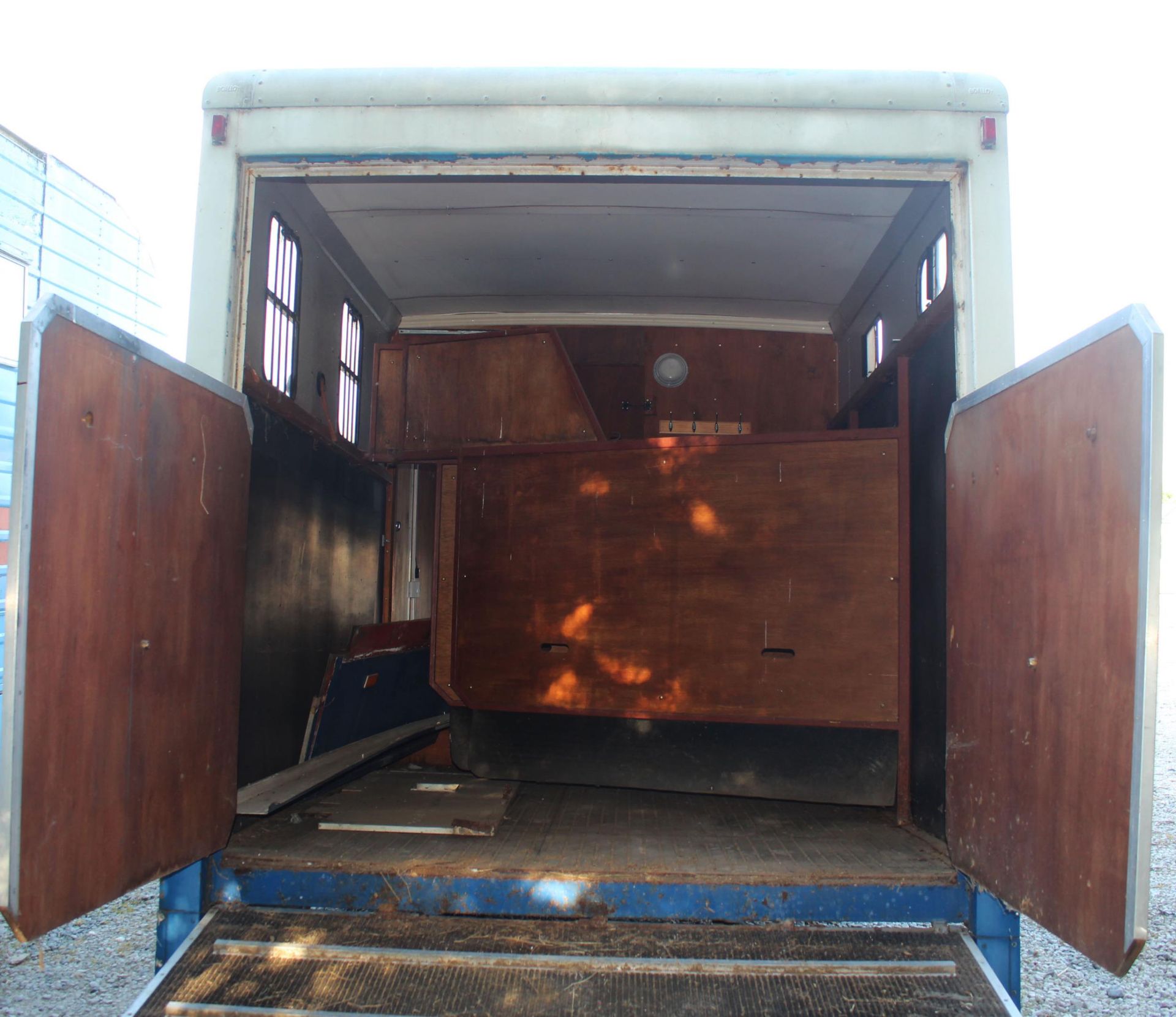 A 17FT HORSE BOX BODY WITH THREE STALLS AND A FRONT SECTION FOR TACK ETC NO VAT - Image 2 of 3