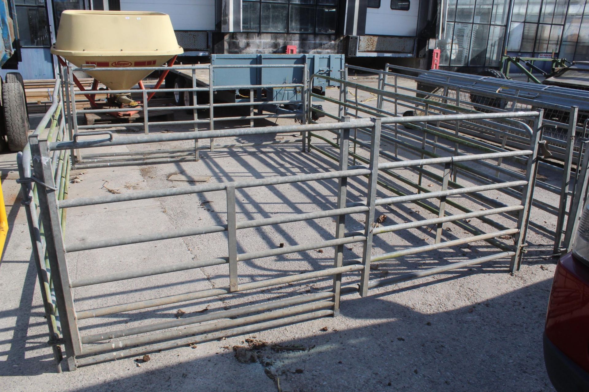 A 10FT x 8FT EXTENDABLE GALVANISED SHEEP DRENCHING PEN WITH CONNECTION RODS + VAT