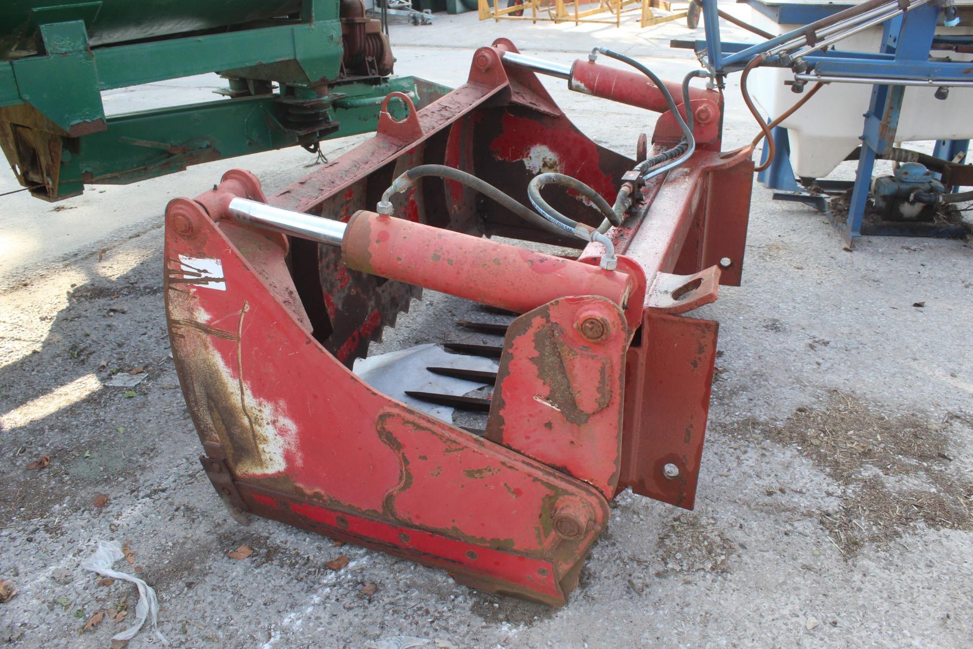 A 6FT HYDRAULIC SHEAR GRAB WITH PIN AND CONE ATTATCHMENTS NO VAT - Image 2 of 3