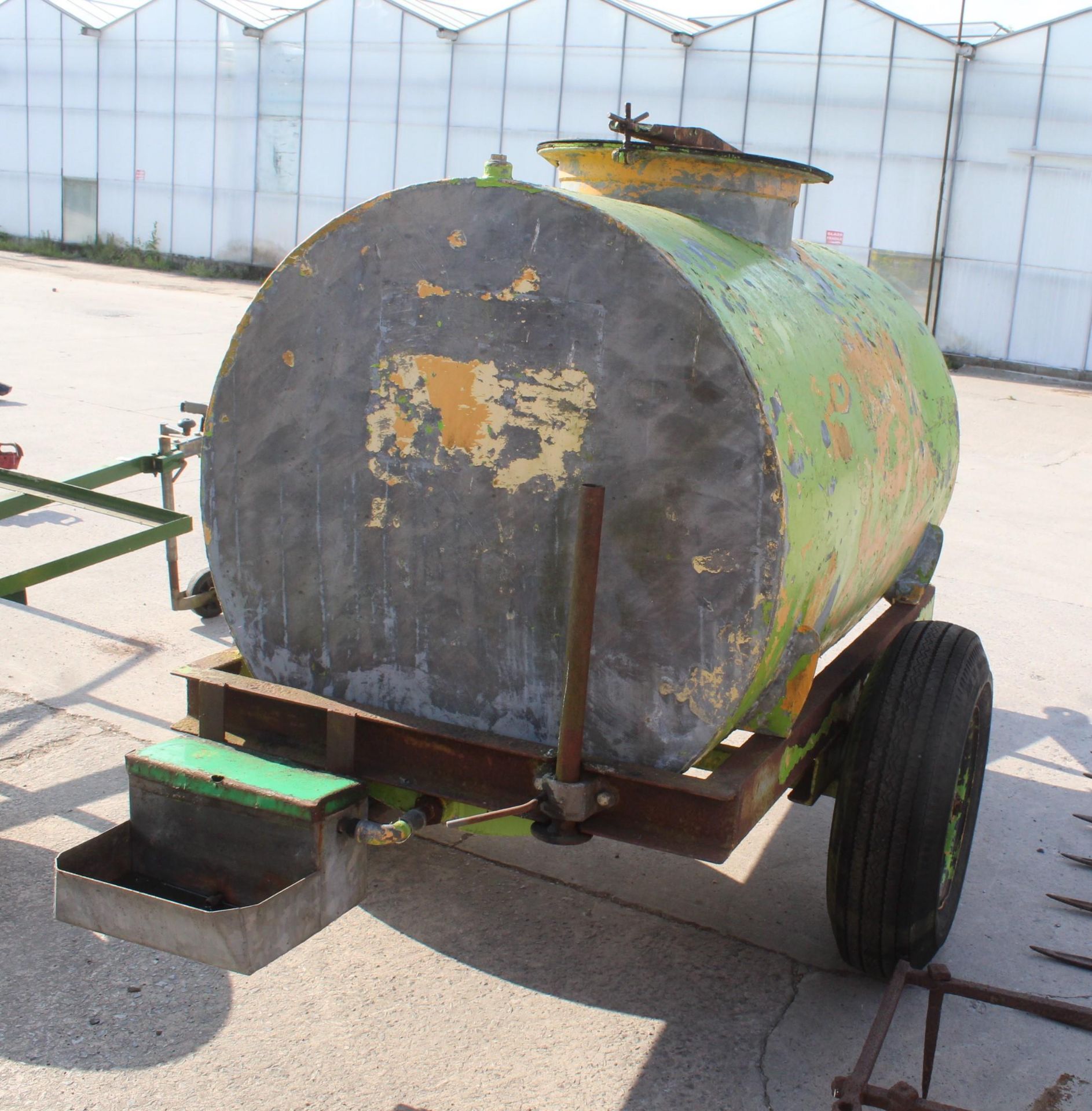 A SINGLE AXLE TRAILED WATER BOWSER WITH LIVESTOCK DRINKER ATTATCHED NO VAT - Image 3 of 3