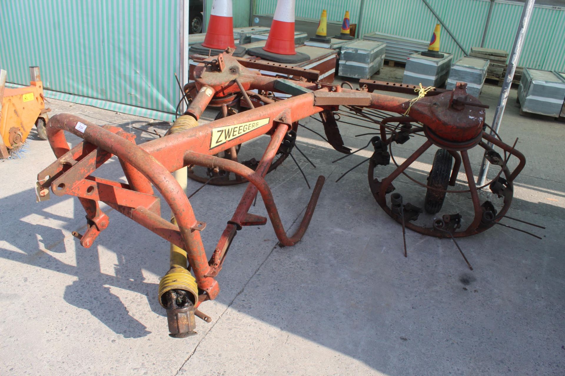 A ZWEEGERS TWO ROTOR HAY BOB WITH PTO SHAFT NO VAT