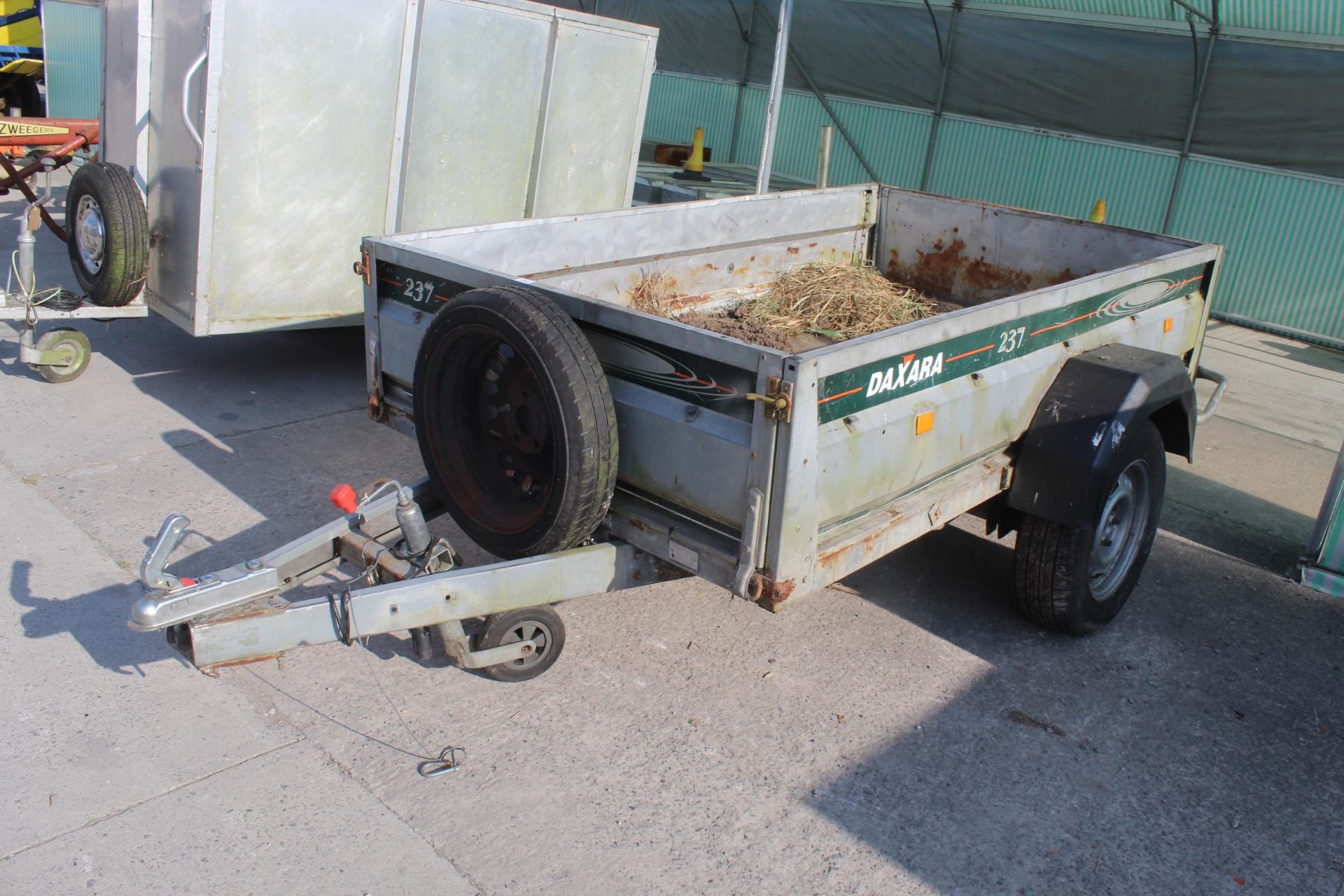 A SINGLE AXLE DAXARA 237 CAR TRAILER NO VAT