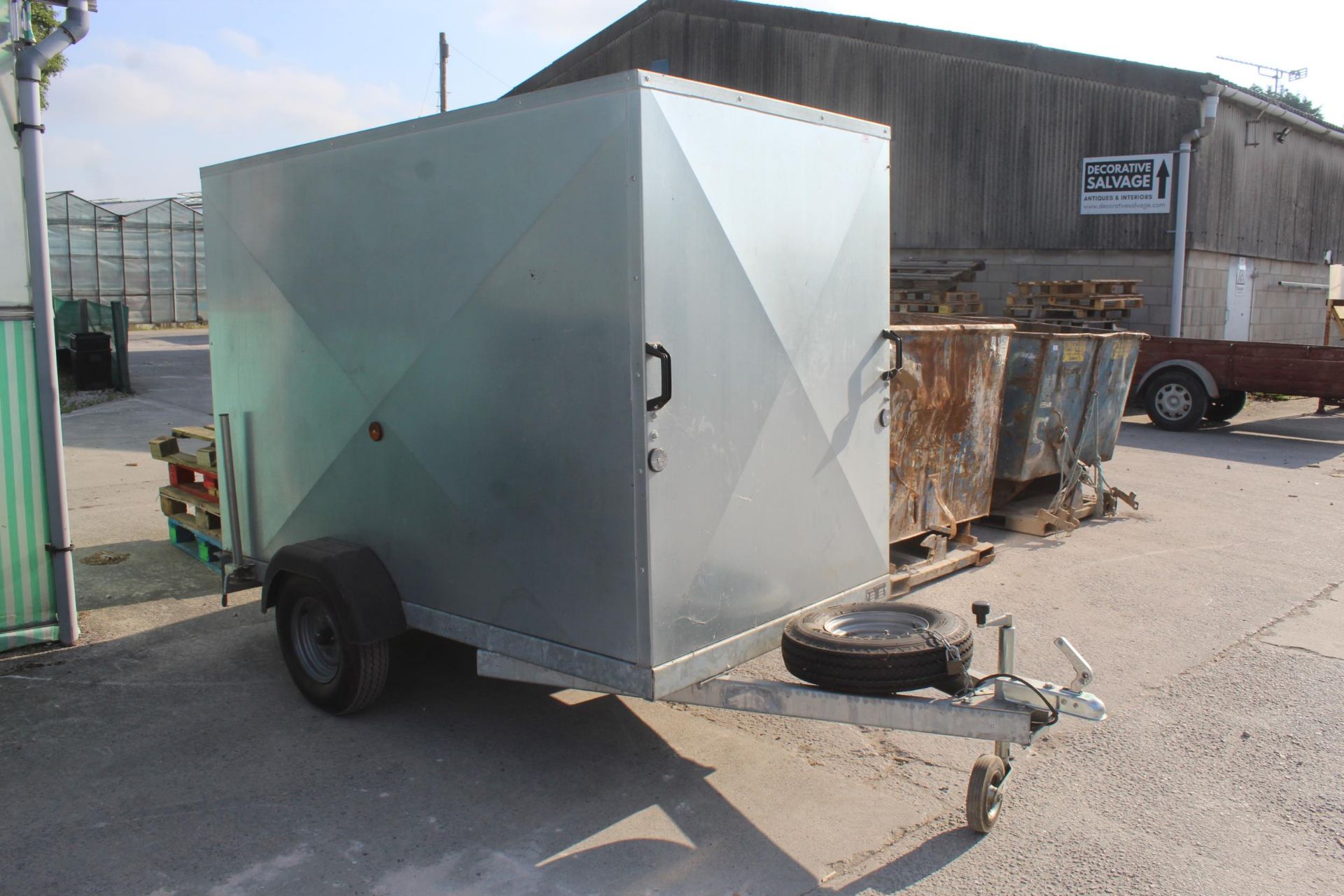 A SINGLE AXLE BOX TRAILER WITH REAR ROLLER SHUTTER DOOR NO VAT - Image 2 of 3