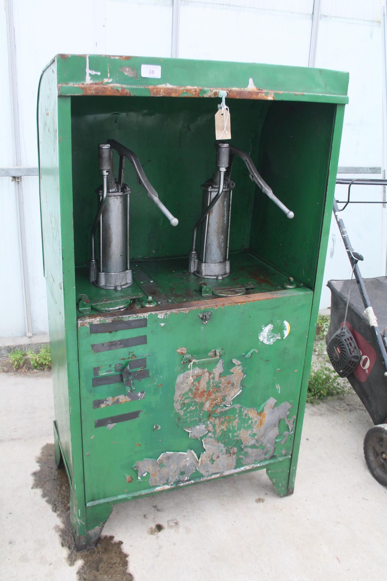 A CASTROL OIL DISPENSER IN GWO NO VAT