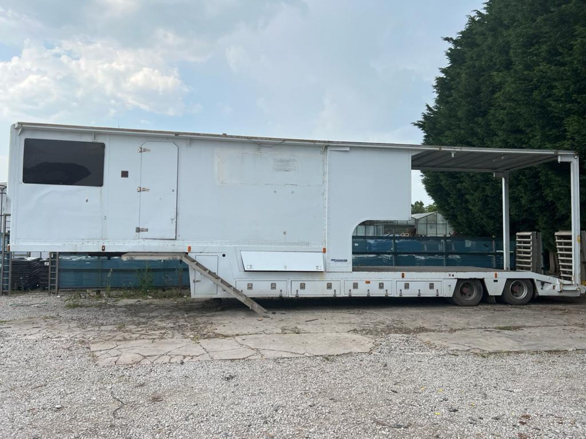 A 43FT WAGON CAR TRANSPORTER TRAILER WITH CAR RAMPS AND THE FRONT SECTION KITTED OUT WITH SLEEPING