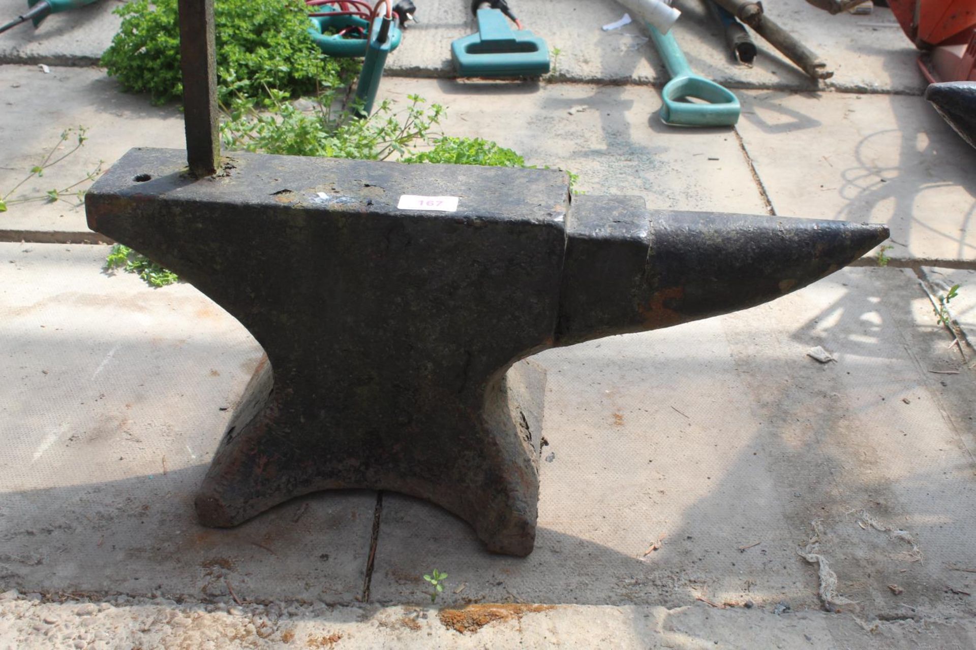 A MEDIUM VINTAGE CAST IRON BLACKSMITHS ANVIL WITH HANGING SIGN FRAME (H:26CM L:63CM) NO VAT - Image 4 of 4