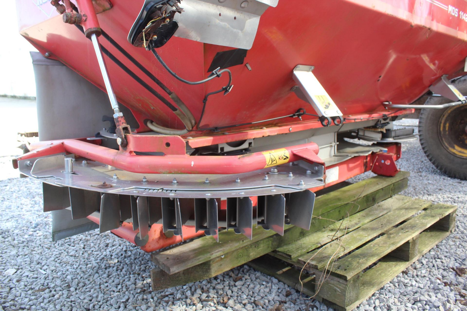 A KUHN DM3 1142 FERTILIZER SPREADER WIT EXTENSIONS + COVER + VAT - Image 3 of 4