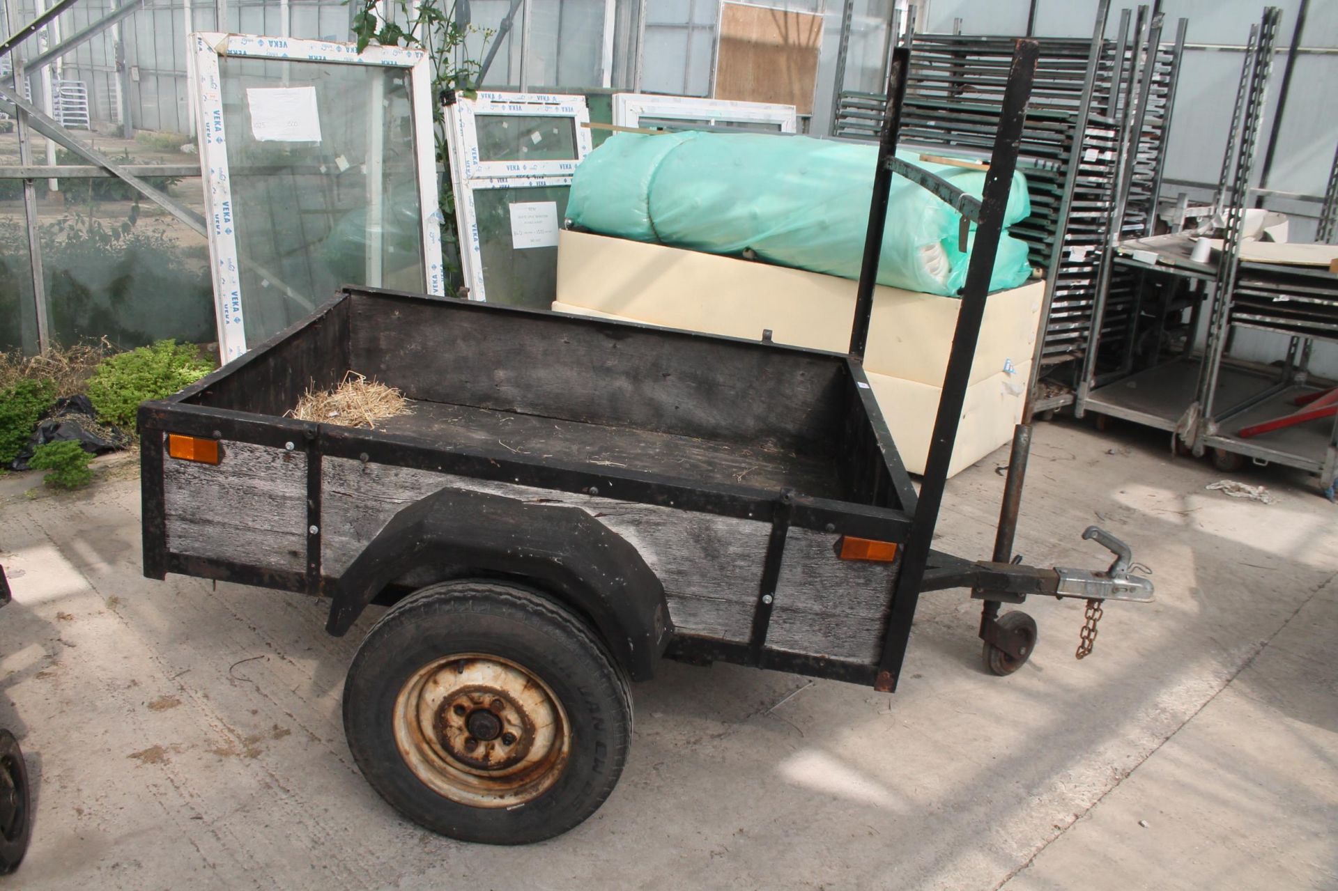 A SINGLE AXLE METAL AND WOODEN SIDED CAR TRAILER WITH FRONT THRIPPER (149CM x 122CM) NO VAT