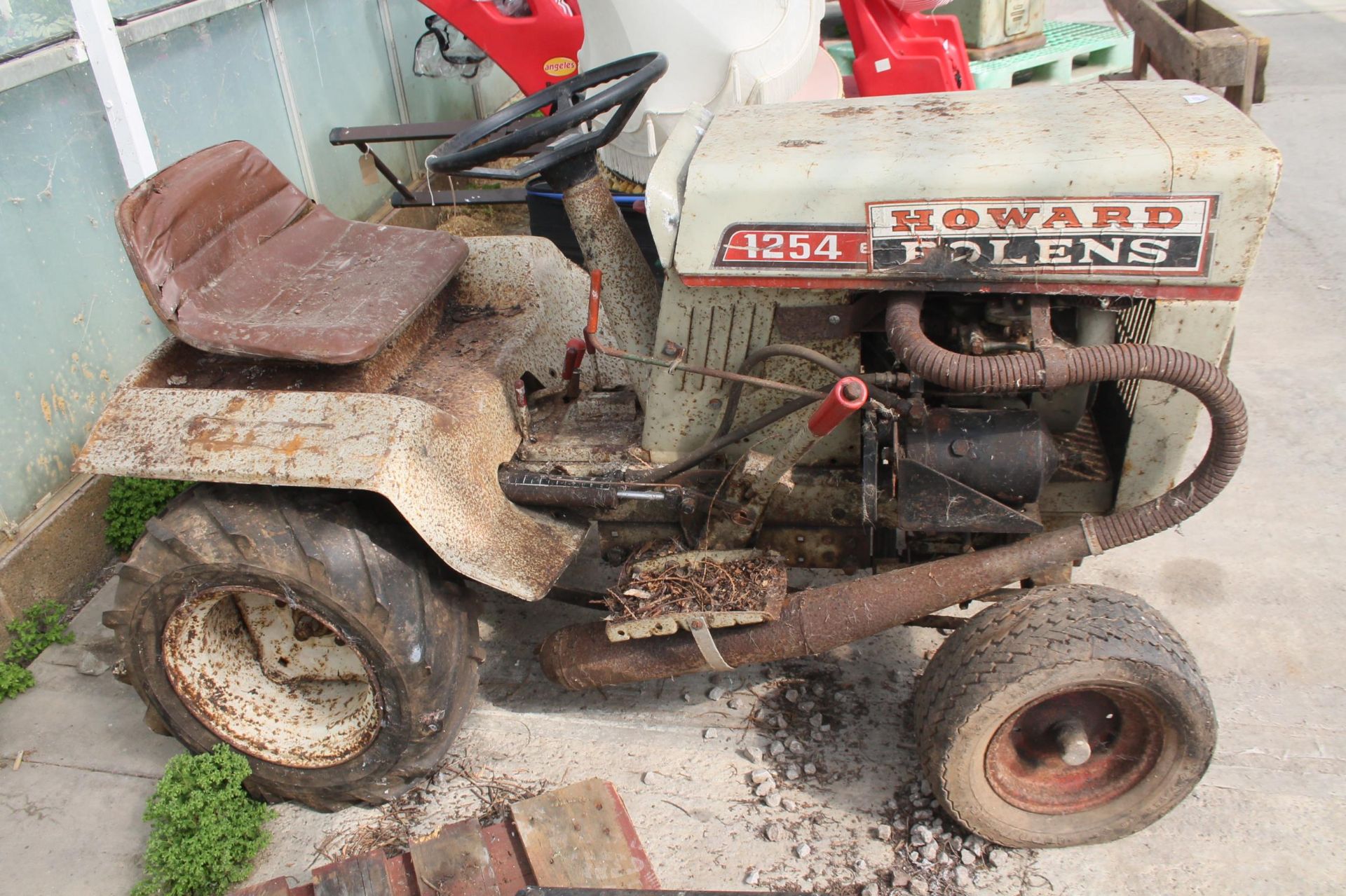 A VINTAGE HUSKY HOWARD BOLENS 1254 COMPACT TRACTOR COMPLETE WITH KEY NO VAT - Image 3 of 4